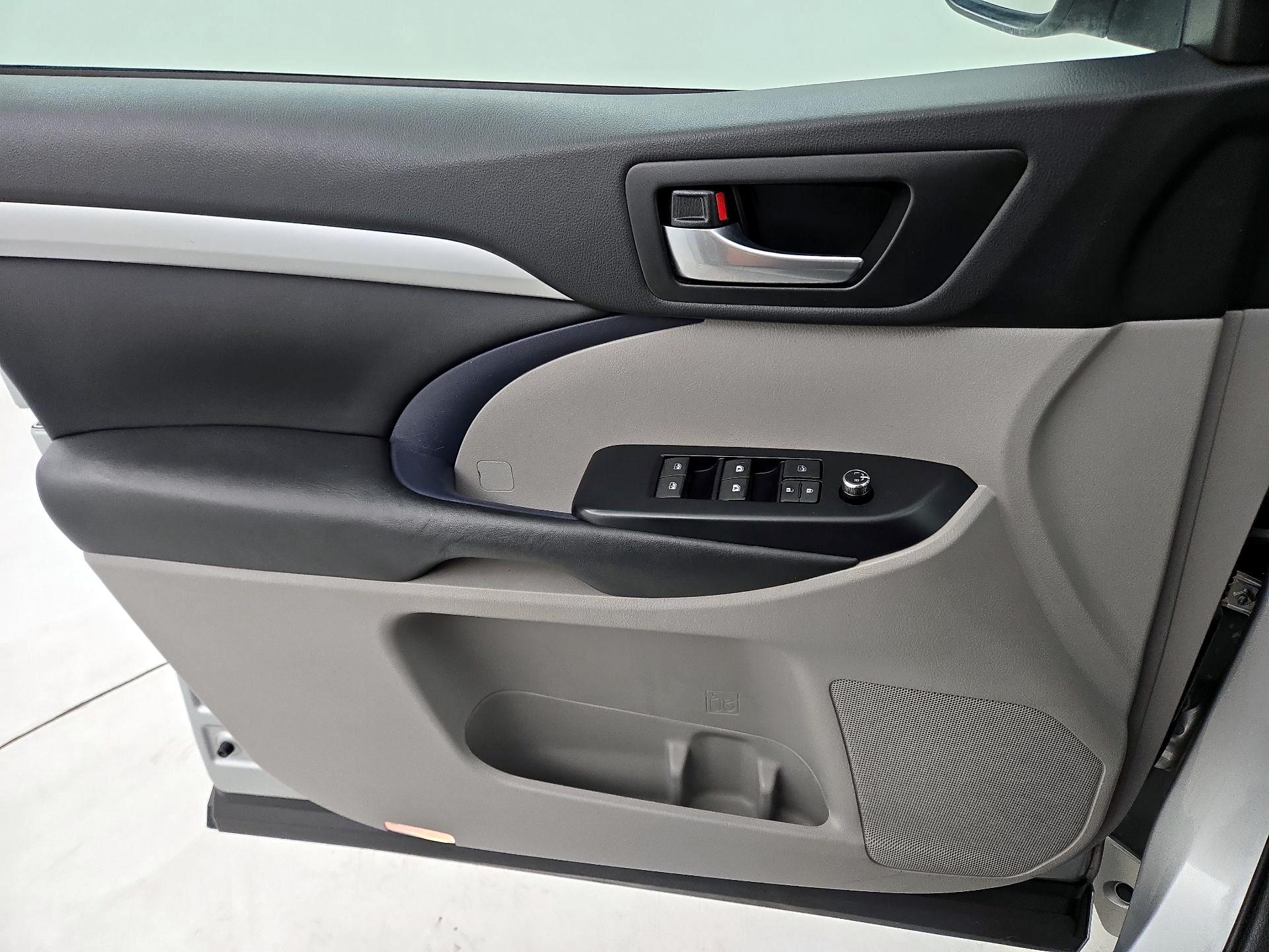 Thumbnail: 2017 Toyota Highlander - 12