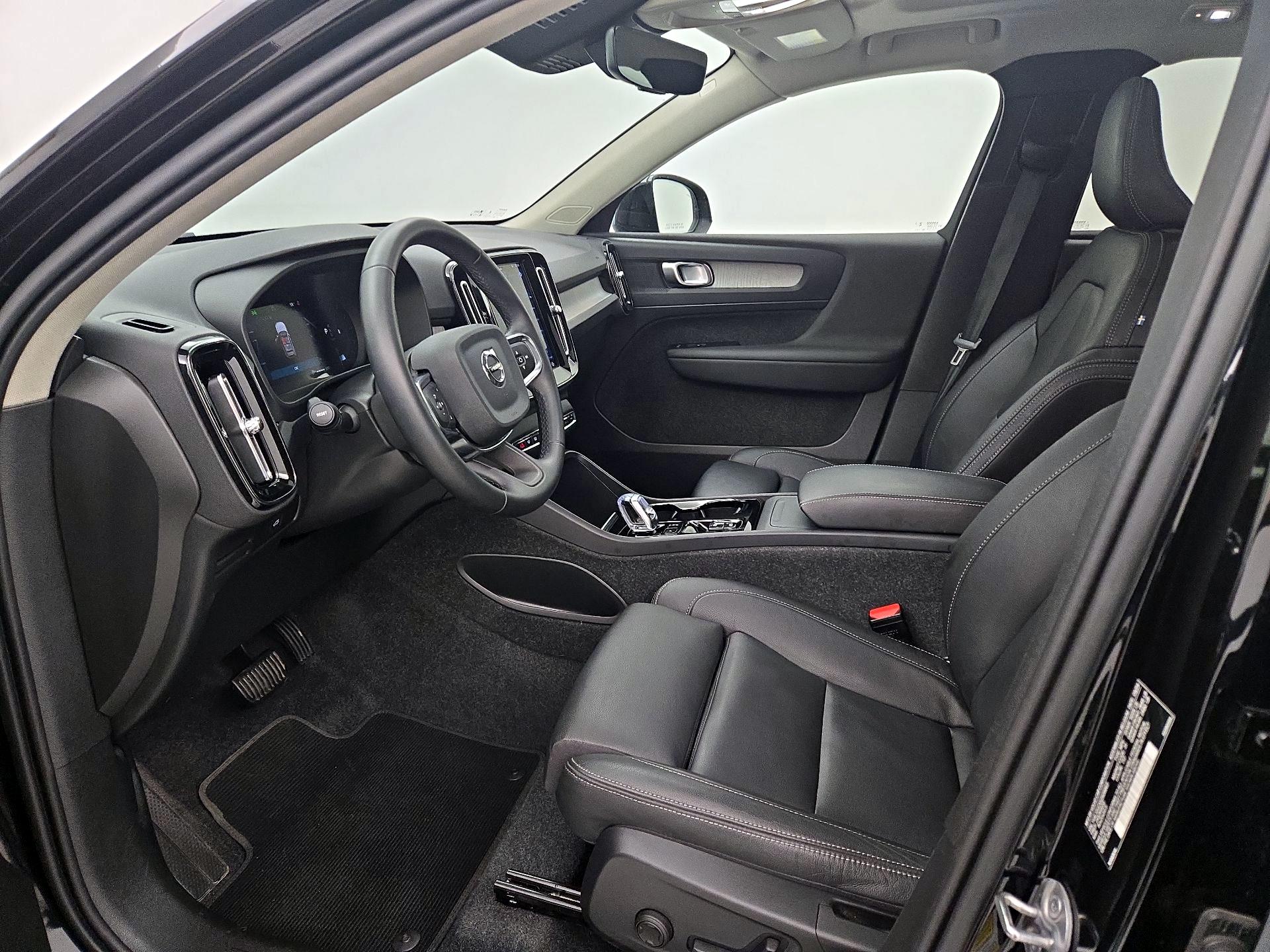 Thumbnail: 2025 Volvo XC40 - 11