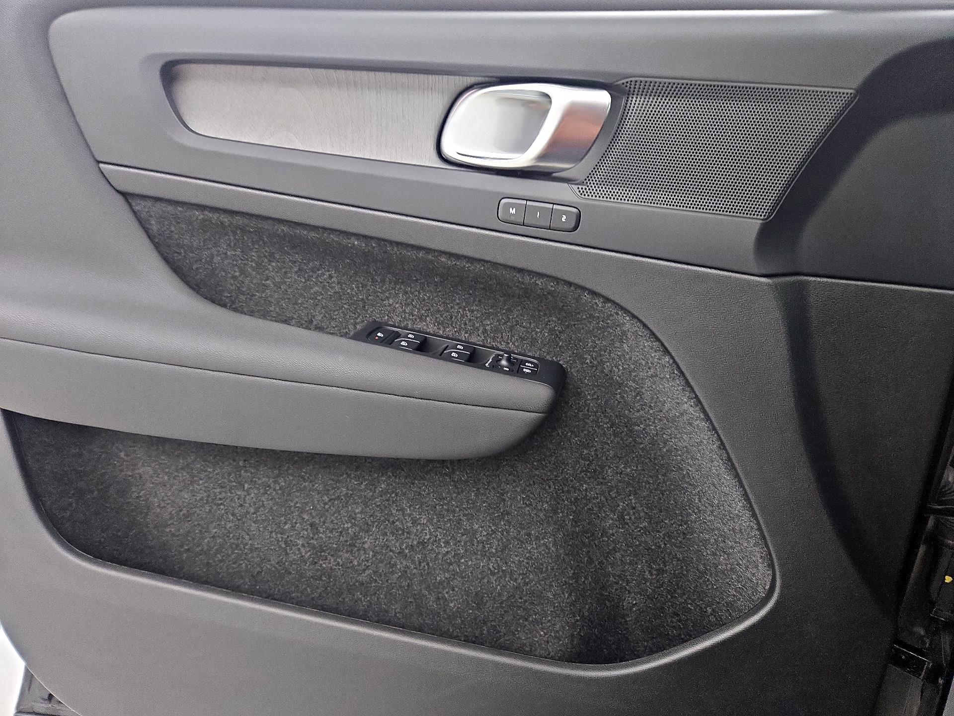 Thumbnail: 2025 Volvo XC40 - 12