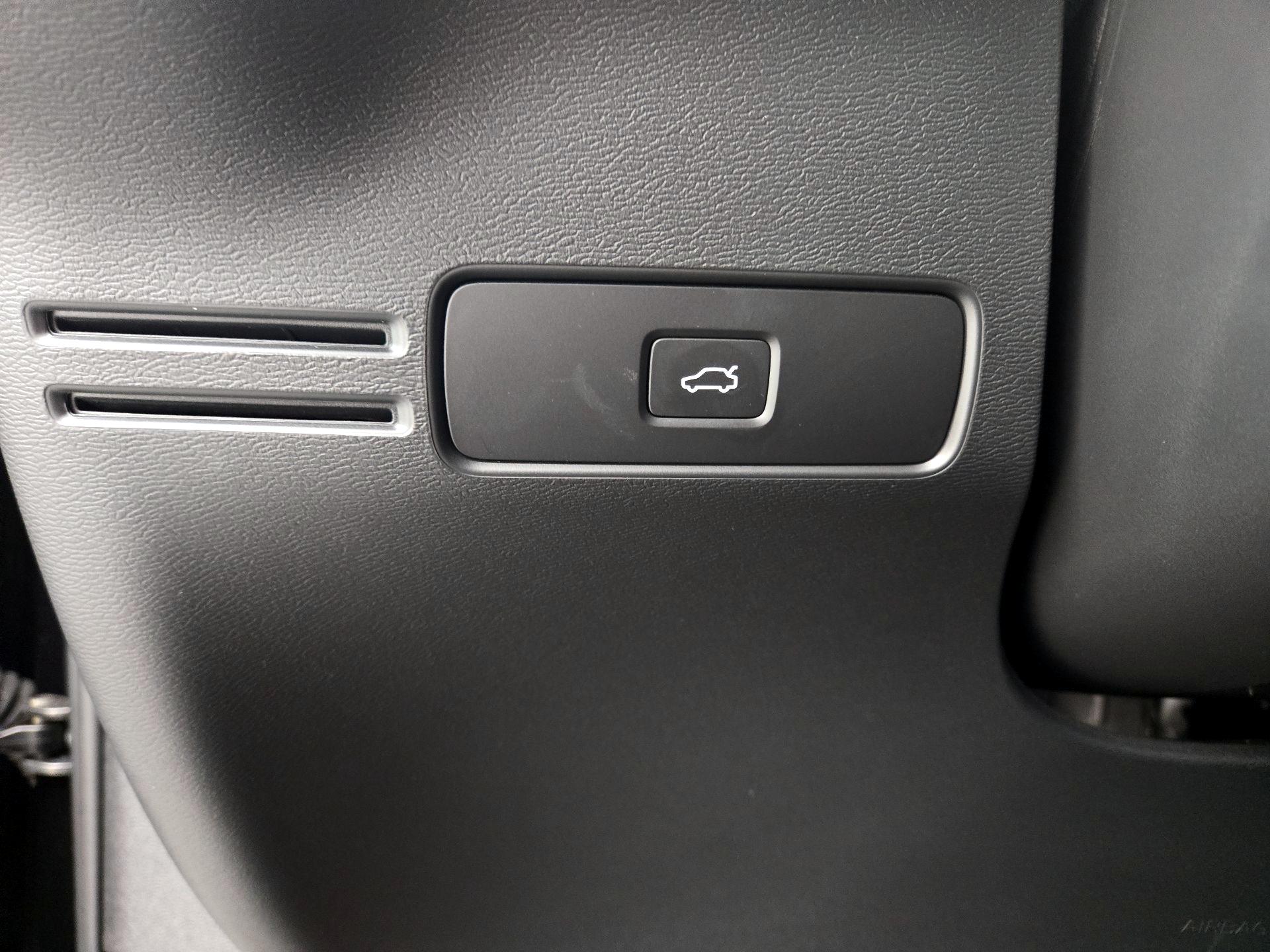 Thumbnail: 2025 Volvo XC40 - 13