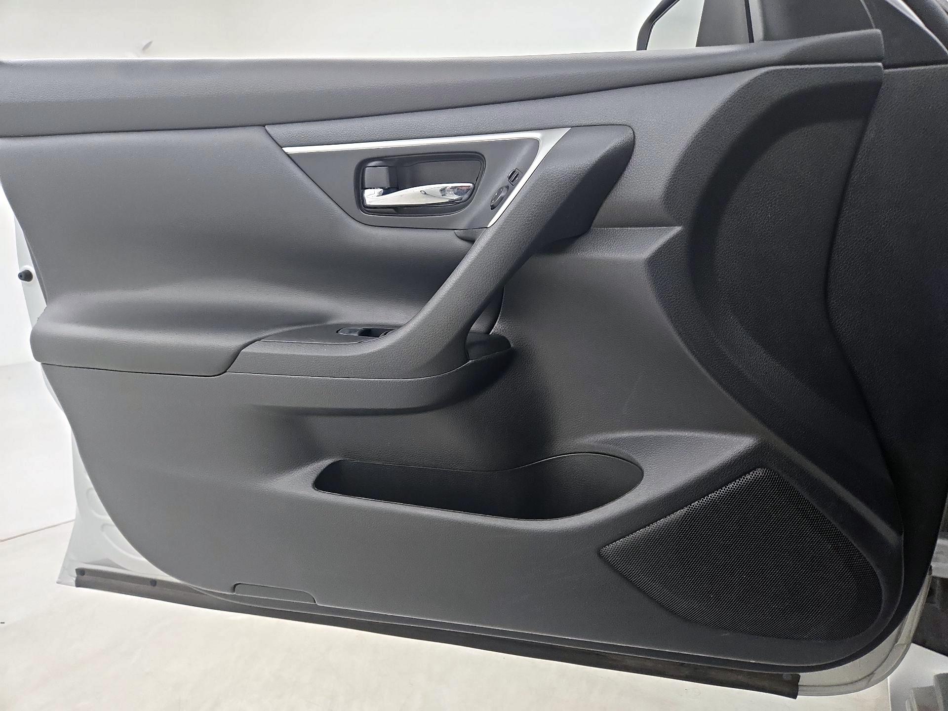 Thumbnail: 2017 Nissan Altima - 12