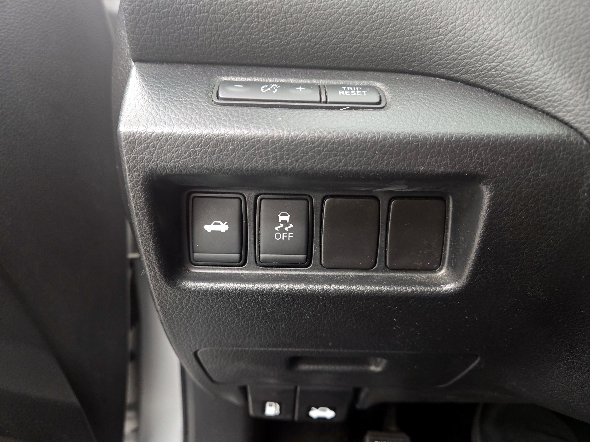 Thumbnail: 2017 Nissan Altima - 13