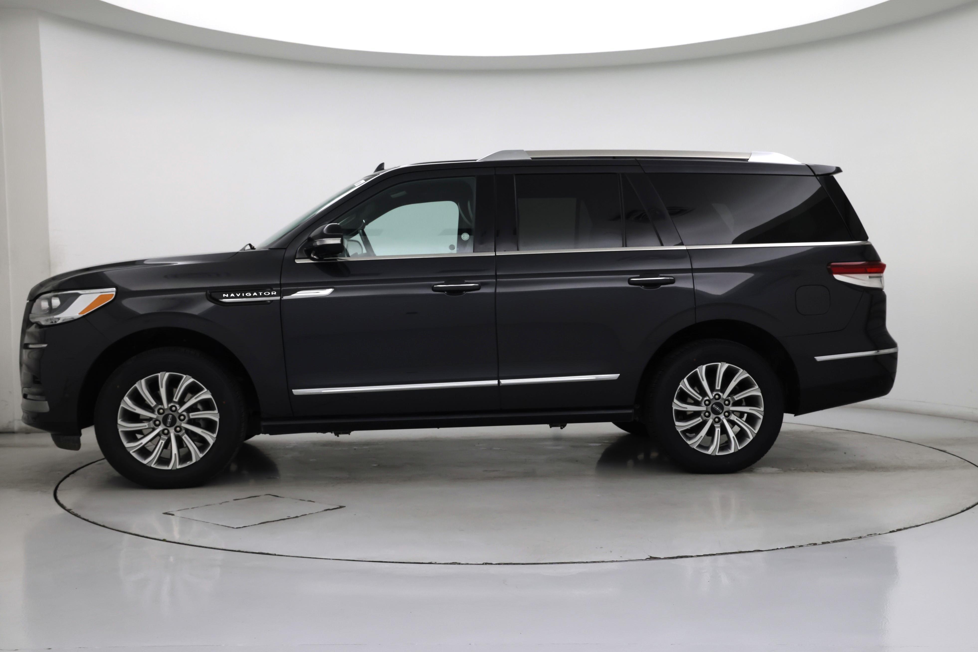 Thumbnail: 2023 Lincoln Navigator - 3