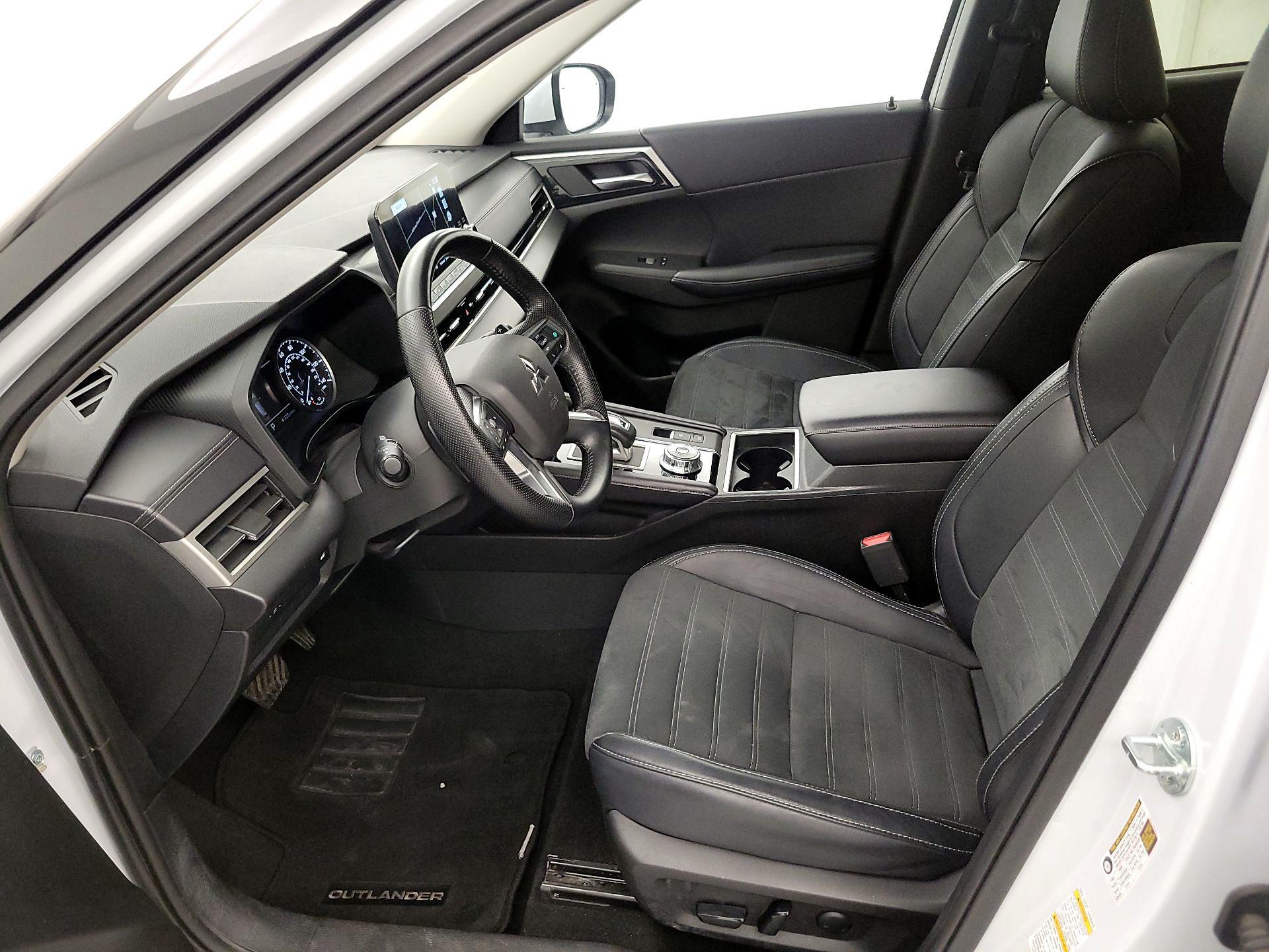 Thumbnail: 2024 Mitsubishi Outlander - 11