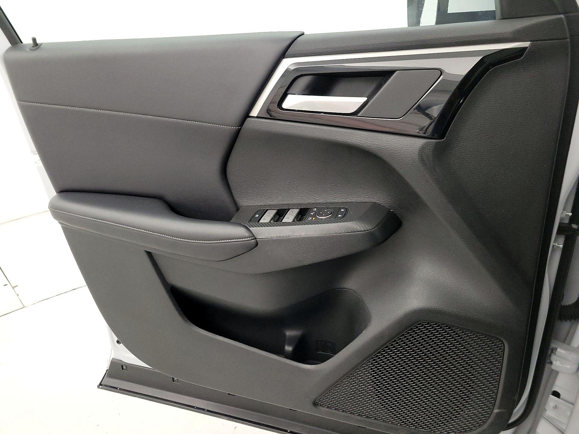 Thumbnail: 2024 Mitsubishi Outlander - 12