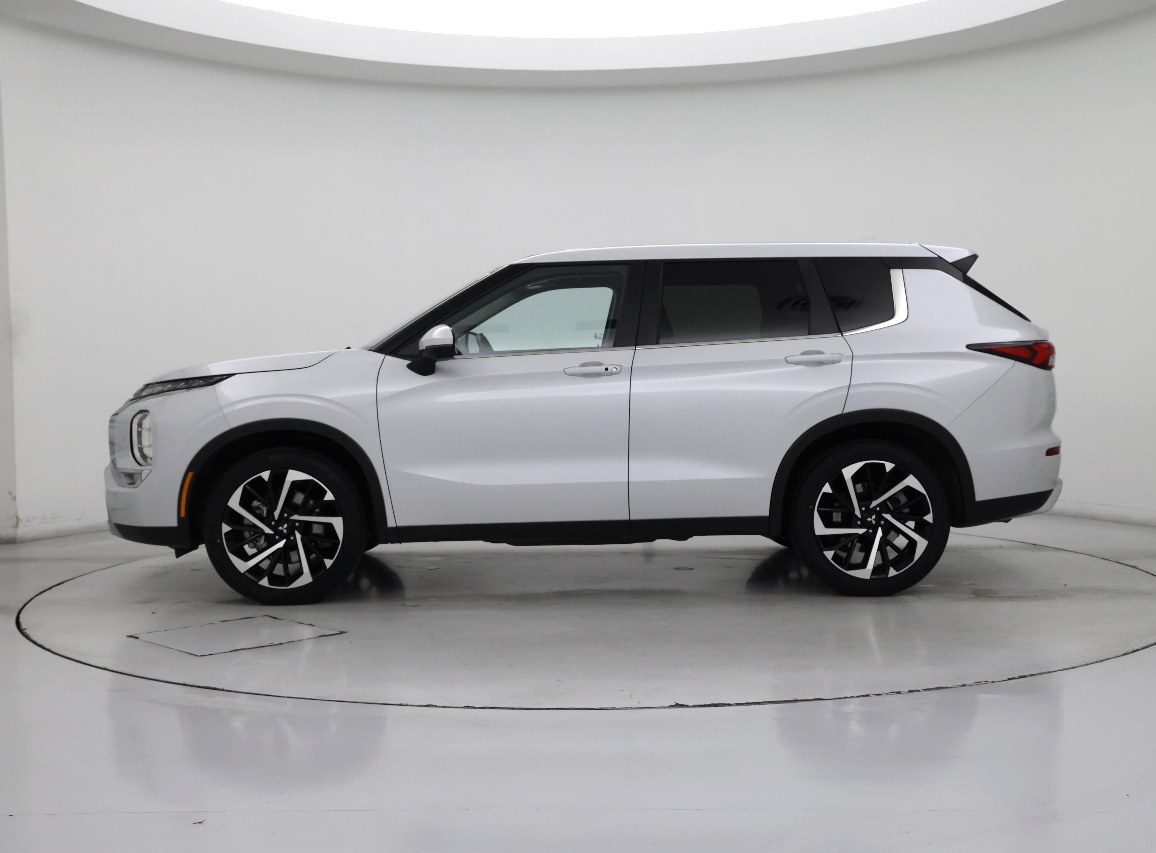 Thumbnail: 2024 Mitsubishi Outlander - 3