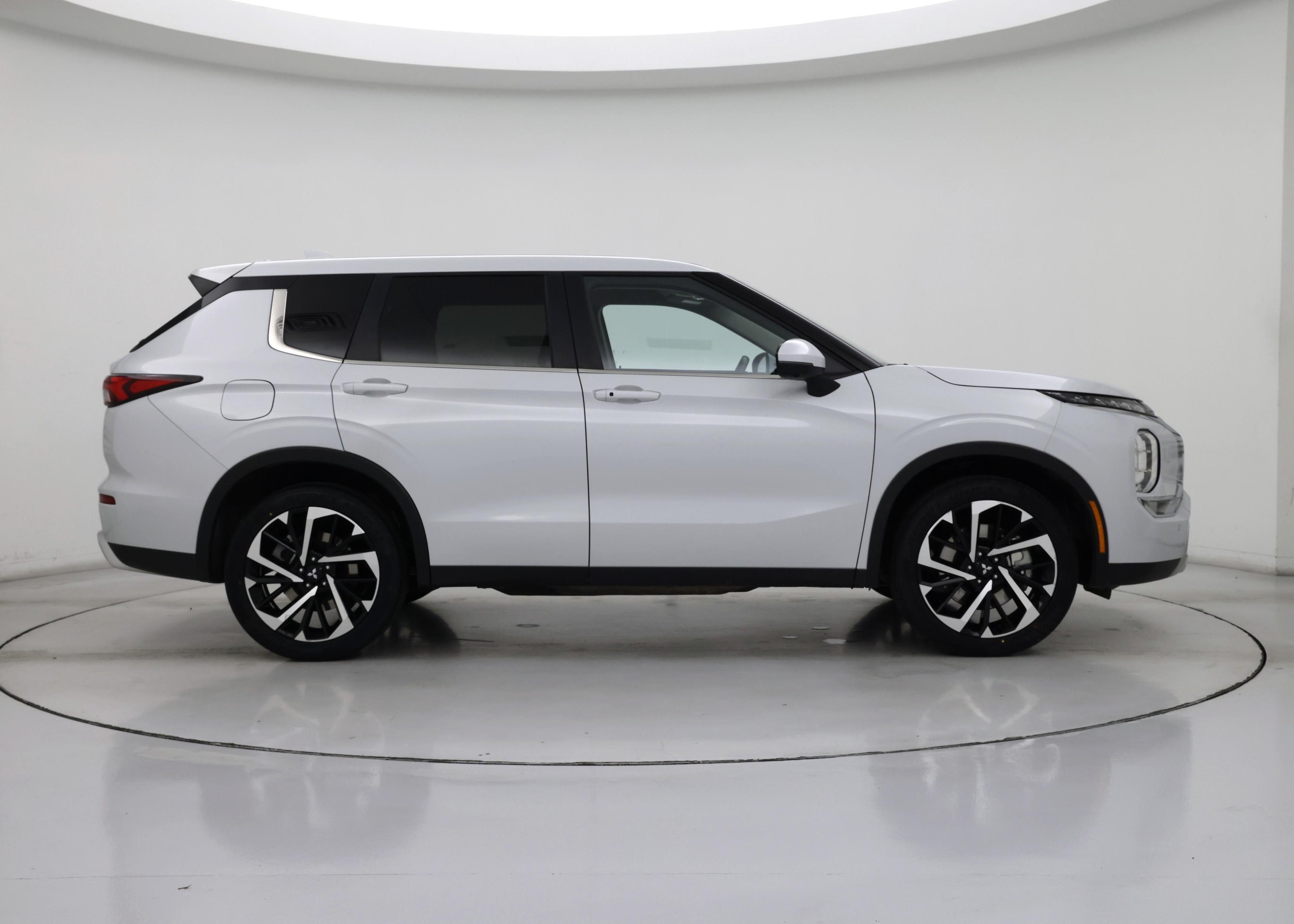 Thumbnail: 2024 Mitsubishi Outlander - 7