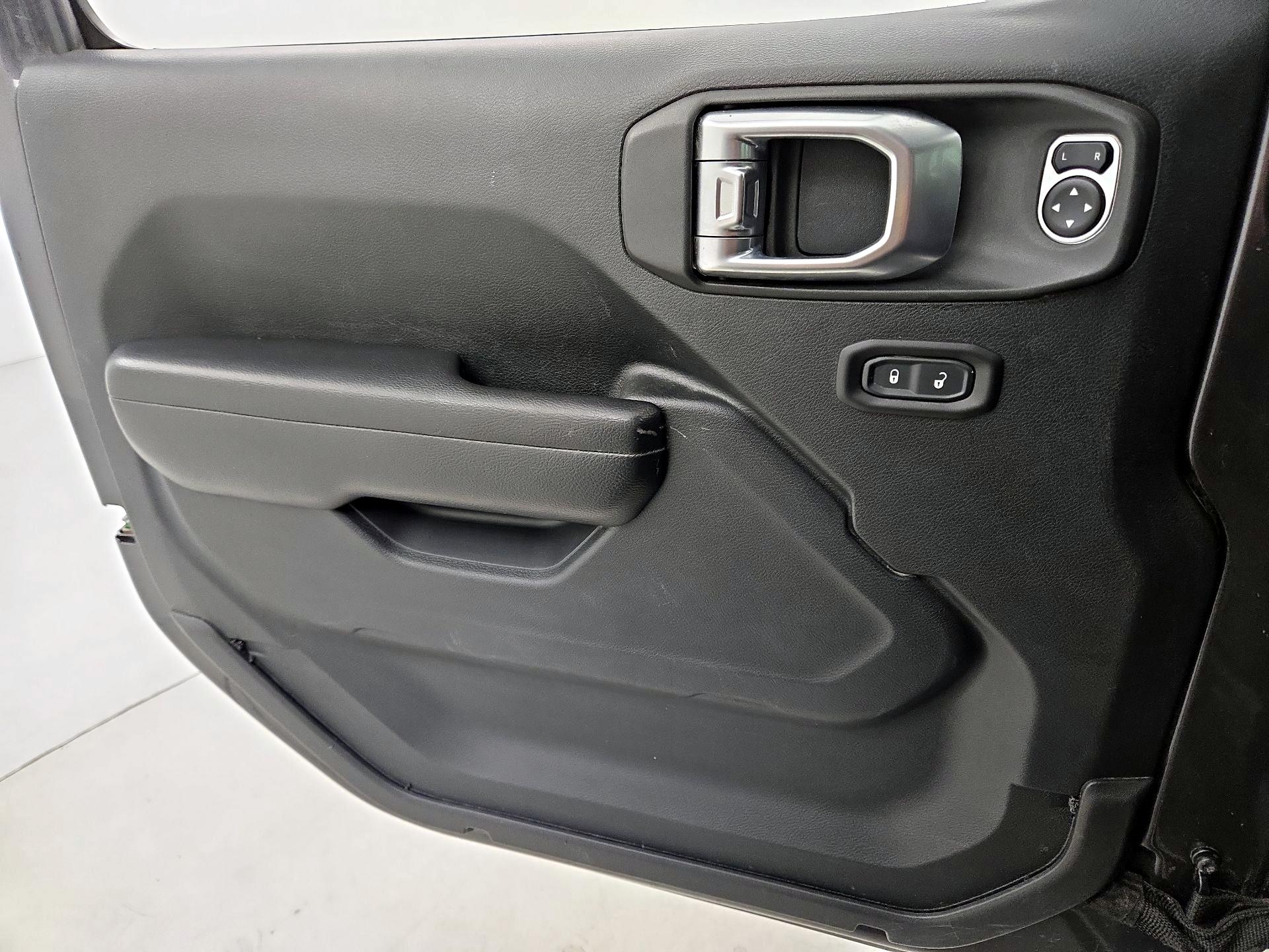 Thumbnail: 2018 Jeep Wrangler - 12