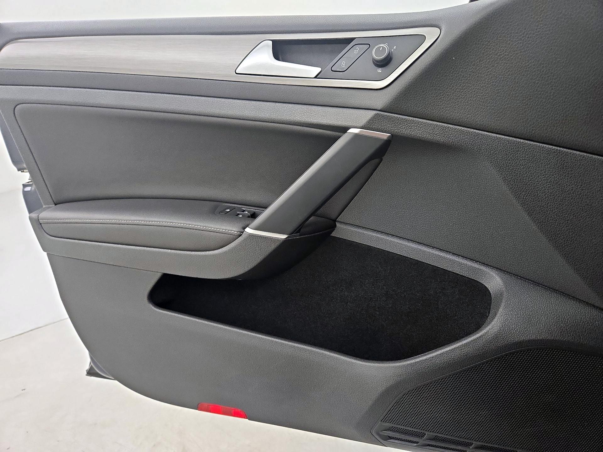 Thumbnail: 2017 Volkswagen Golf - 12