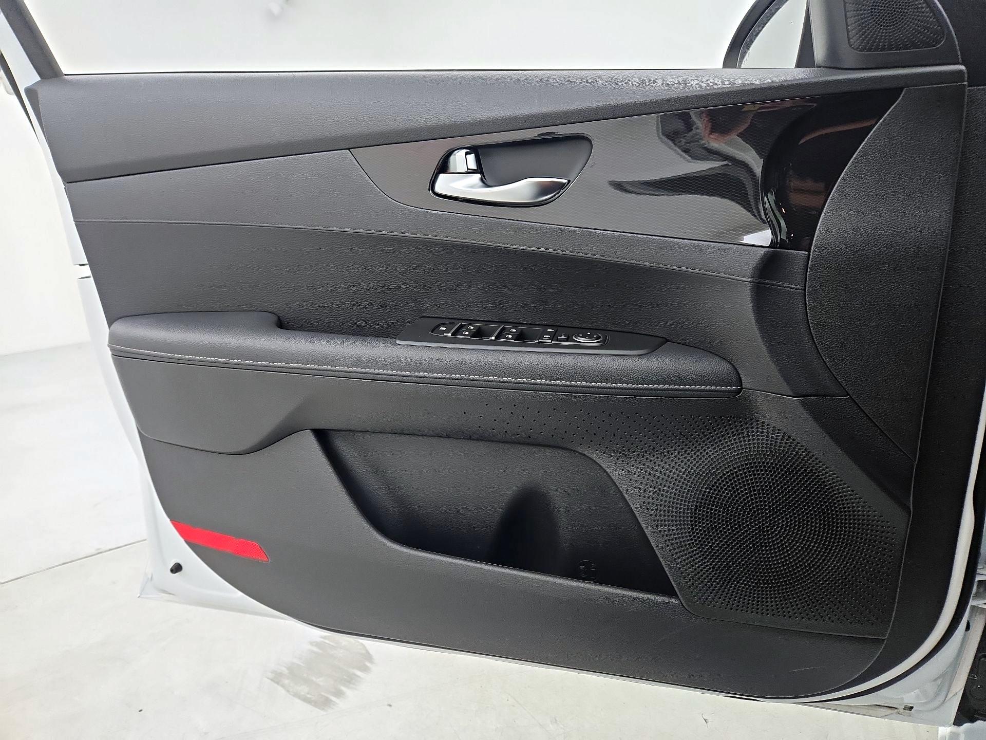 Thumbnail: 2023 Kia Forte - 12