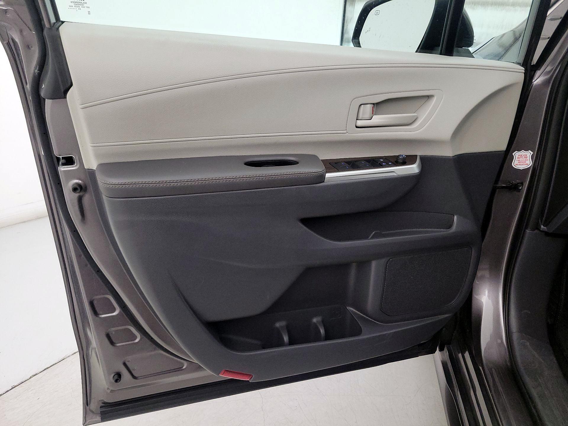 Thumbnail: 2023 Toyota Sienna - 12