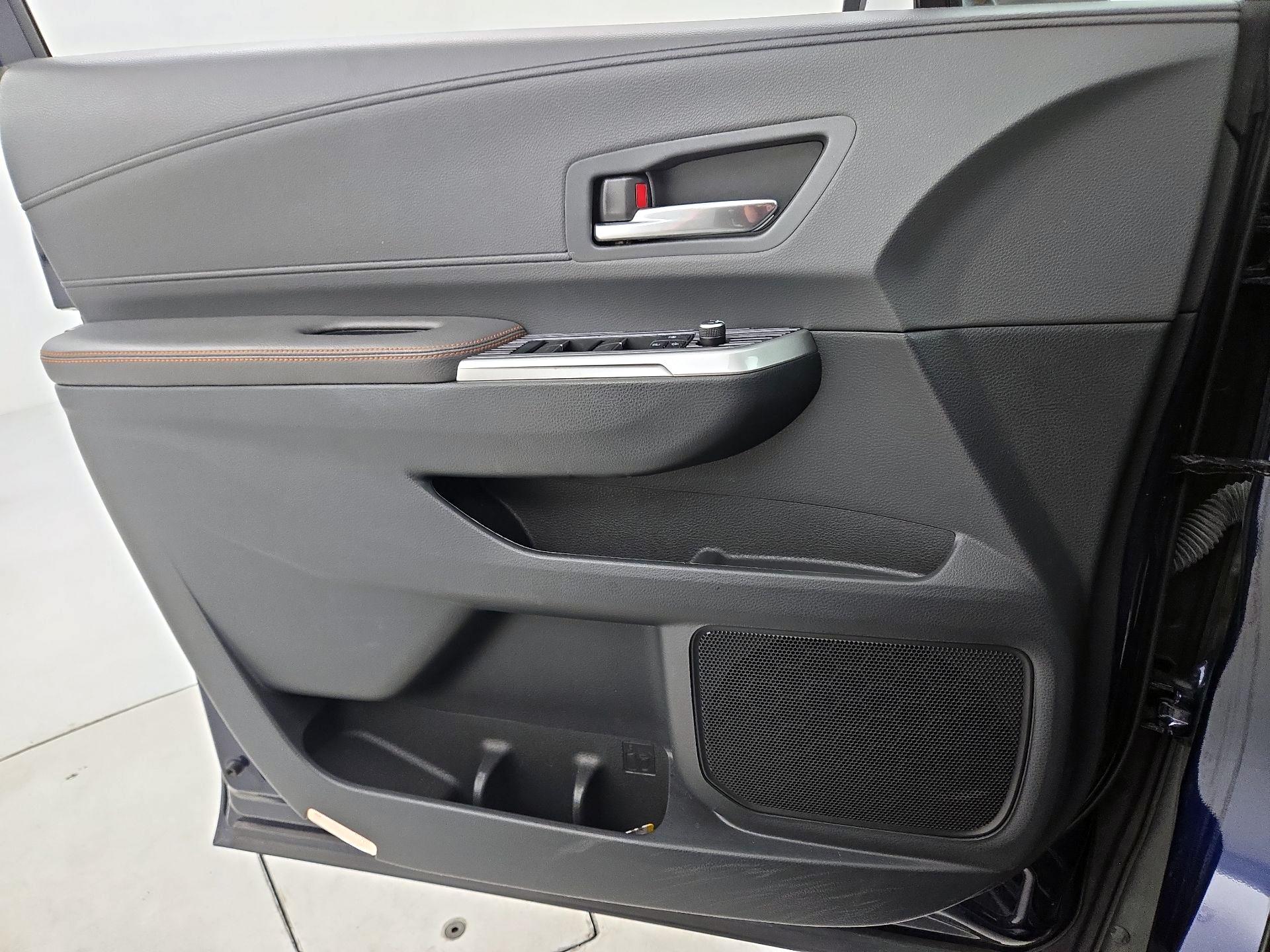 Thumbnail: 2021 Toyota Sienna - 12