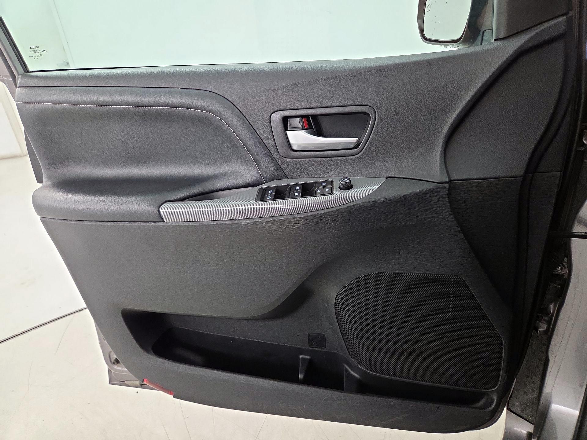 Thumbnail: 2018 Toyota Sienna - 12