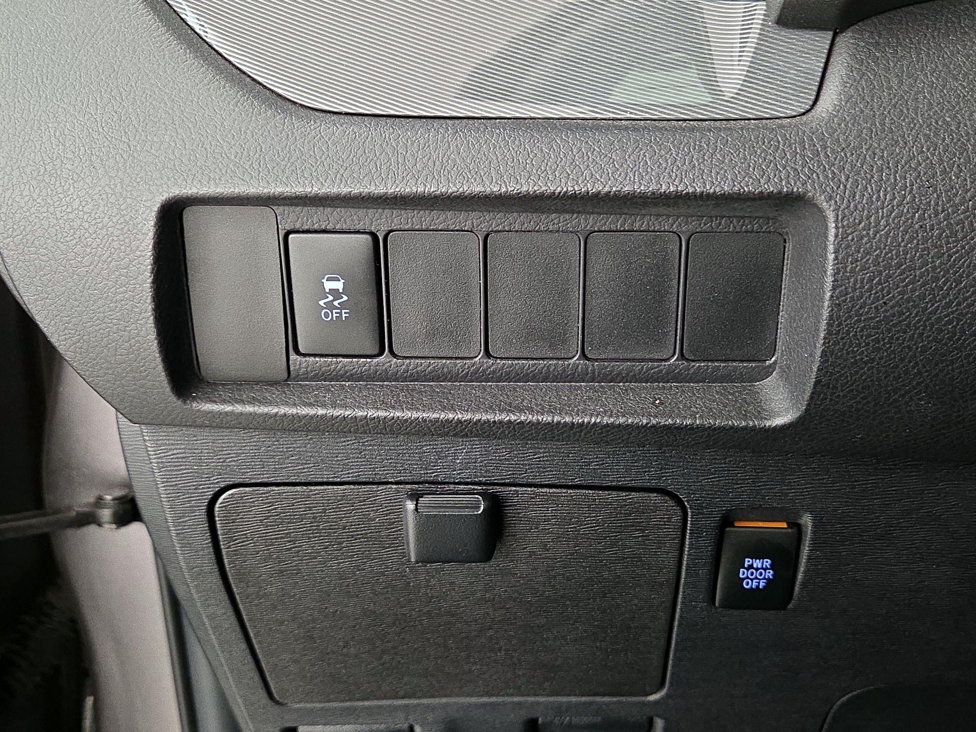 Thumbnail: 2018 Toyota Sienna - 13