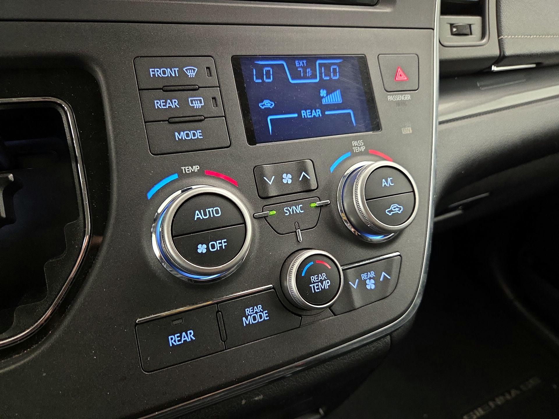 Thumbnail: 2018 Toyota Sienna - 16
