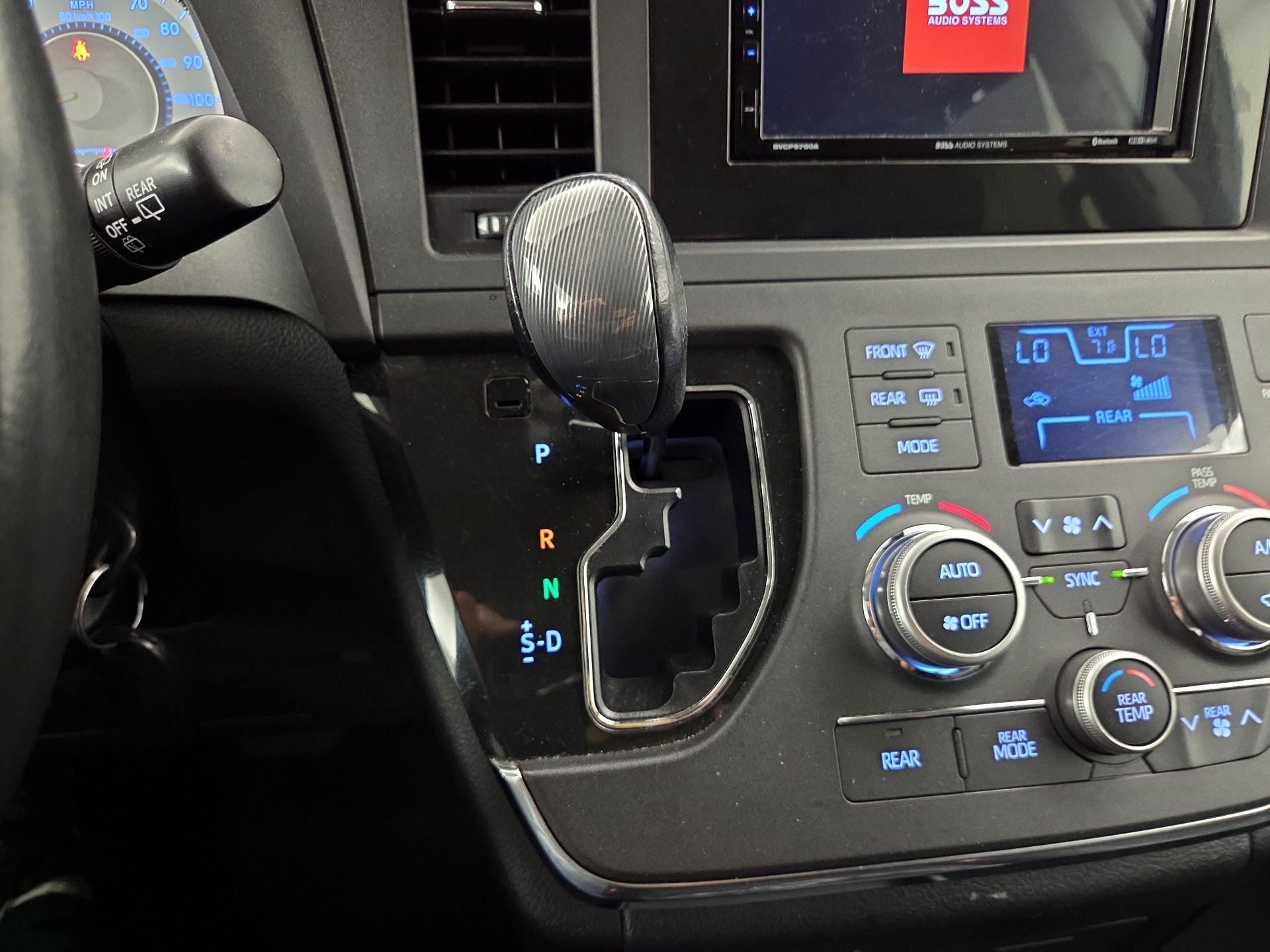 Thumbnail: 2018 Toyota Sienna - 17