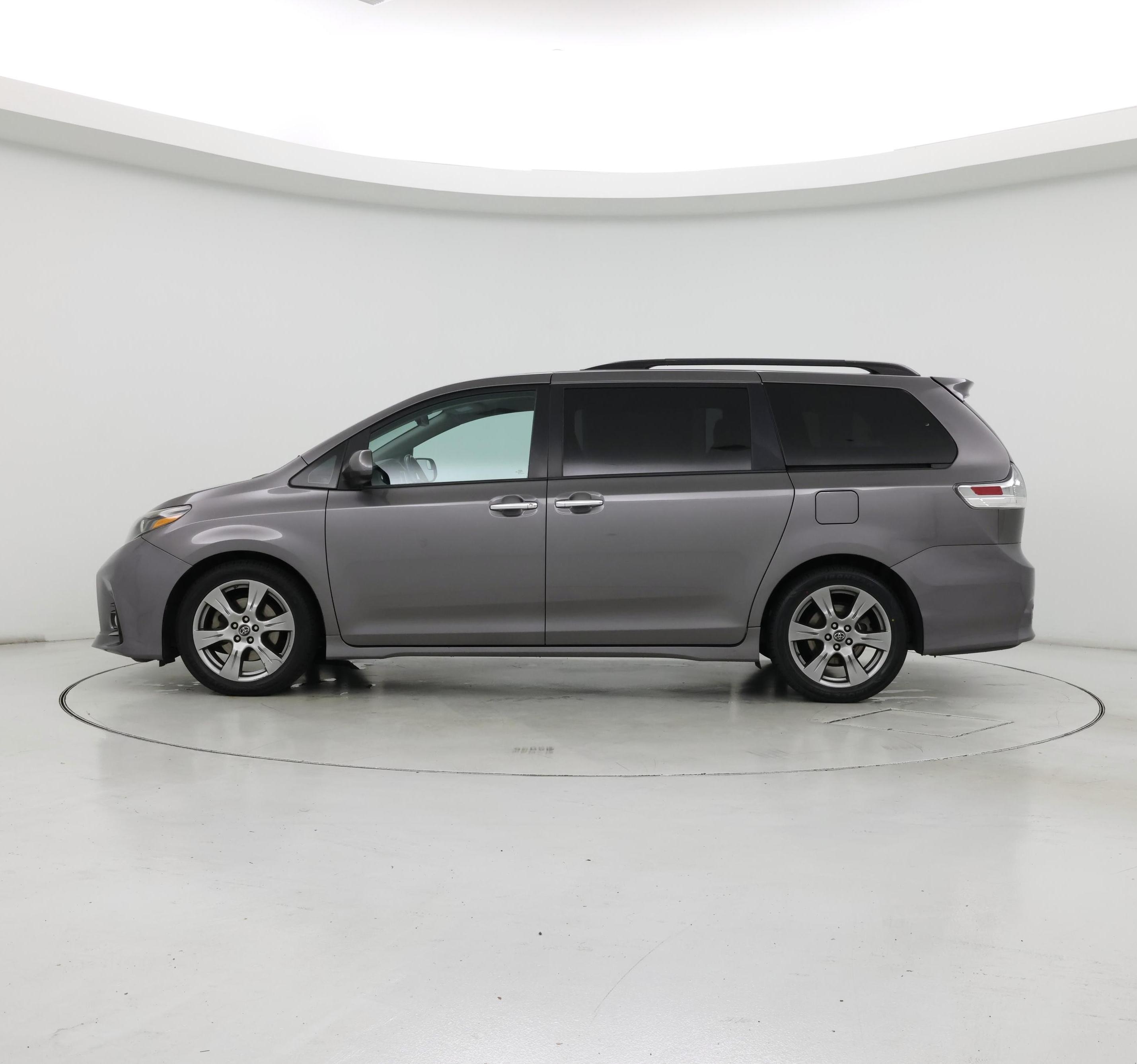 Thumbnail: 2018 Toyota Sienna - 3