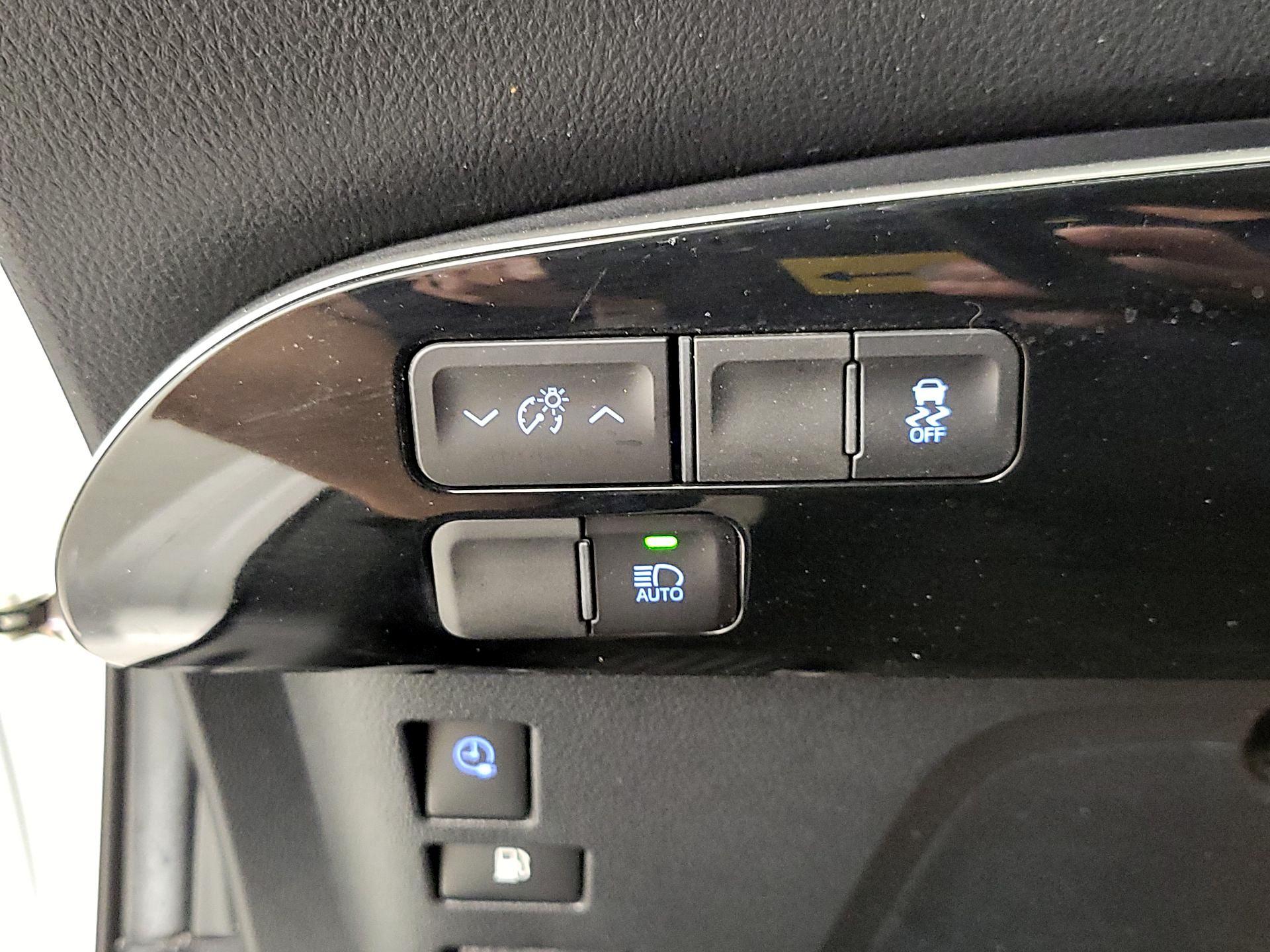 Thumbnail: 2018 Toyota Prius Prime - 14