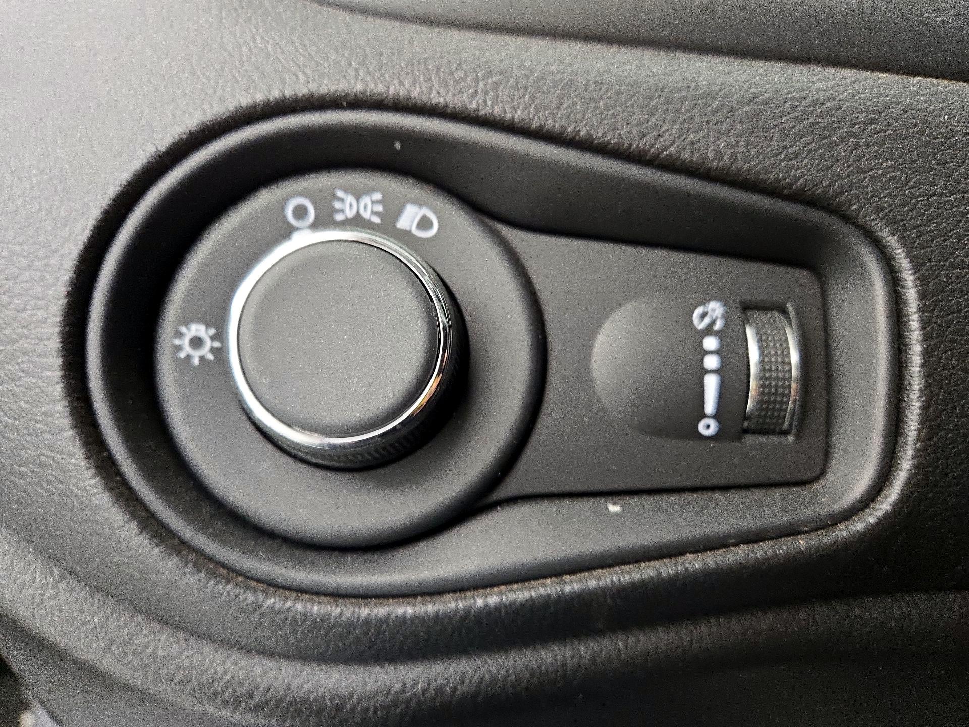 Thumbnail: 2021 Jeep Renegade - 13