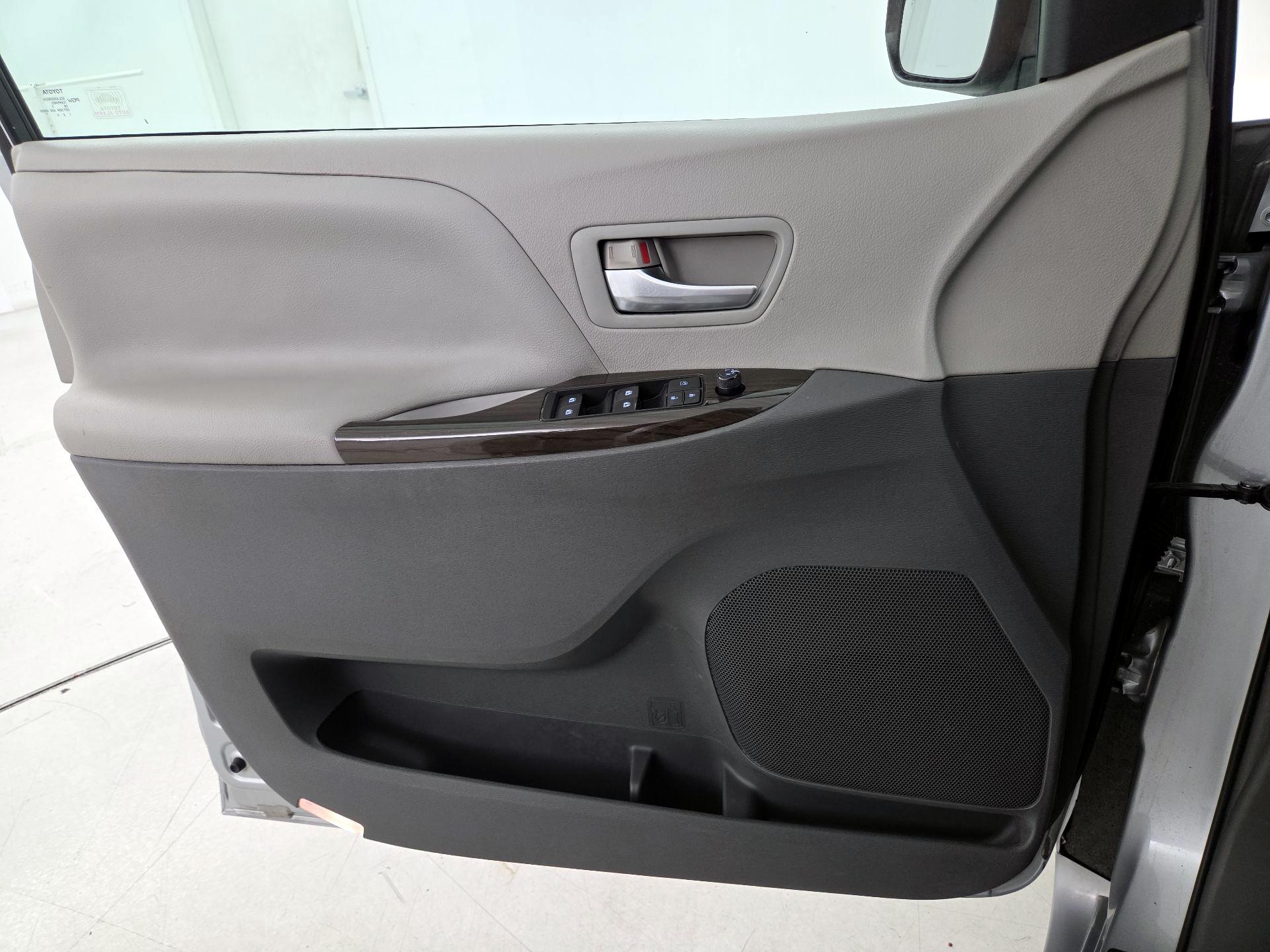 Thumbnail: 2015 Toyota Sienna - 12