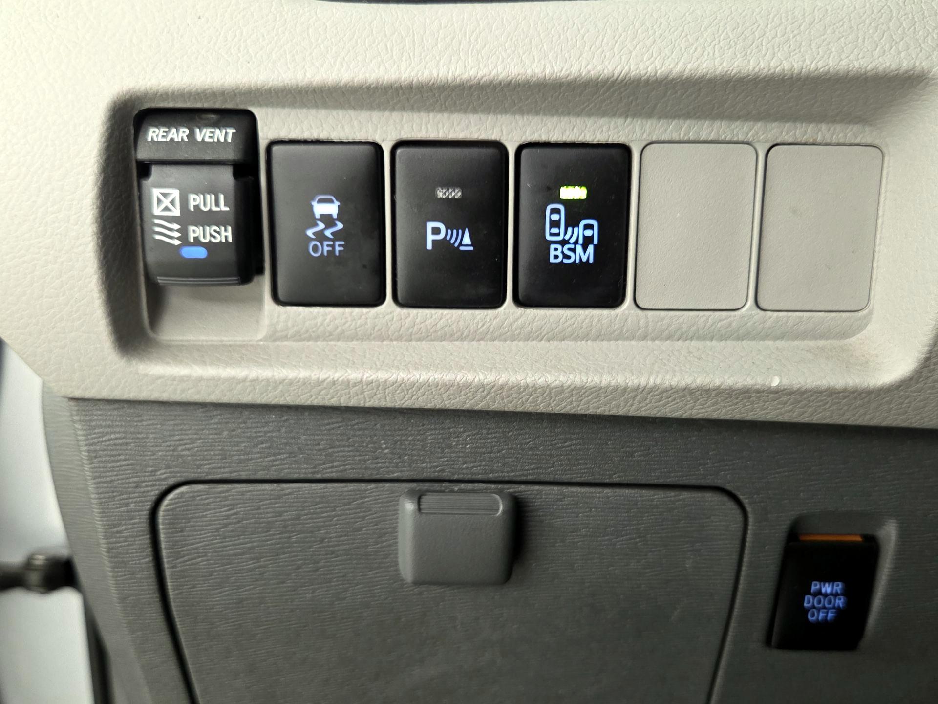 Thumbnail: 2015 Toyota Sienna - 13