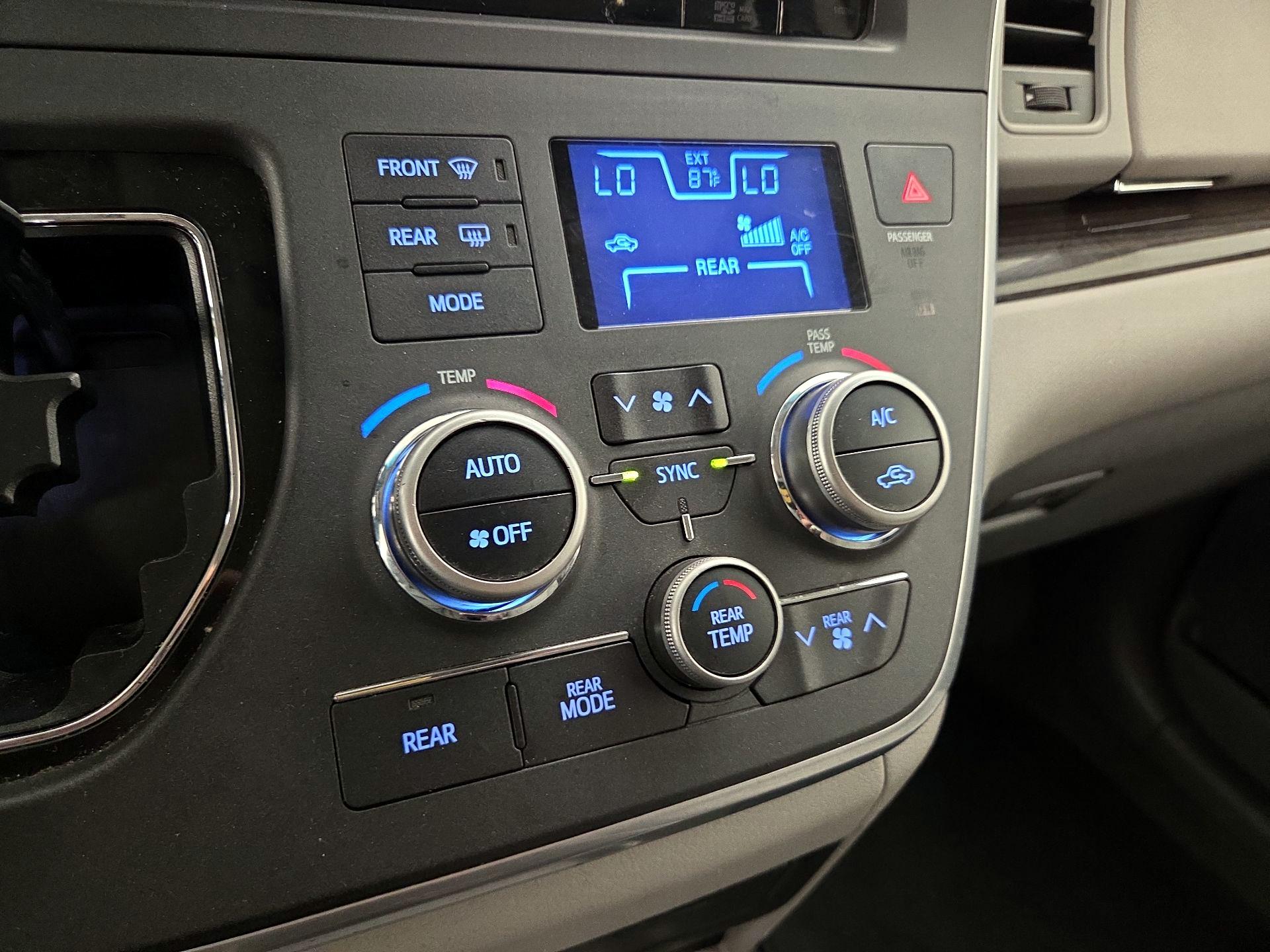 Thumbnail: 2015 Toyota Sienna - 17