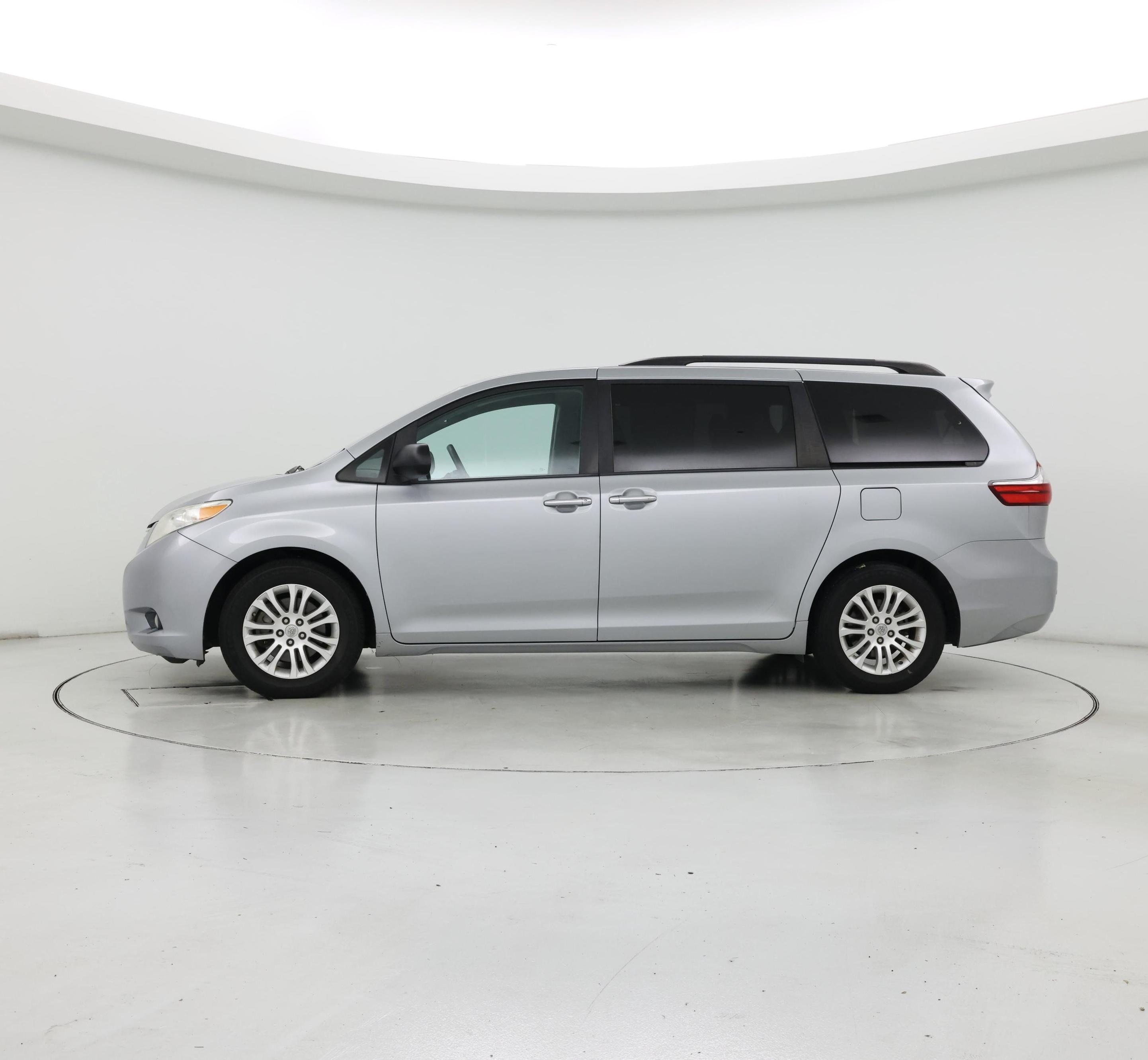Thumbnail: 2015 Toyota Sienna - 3