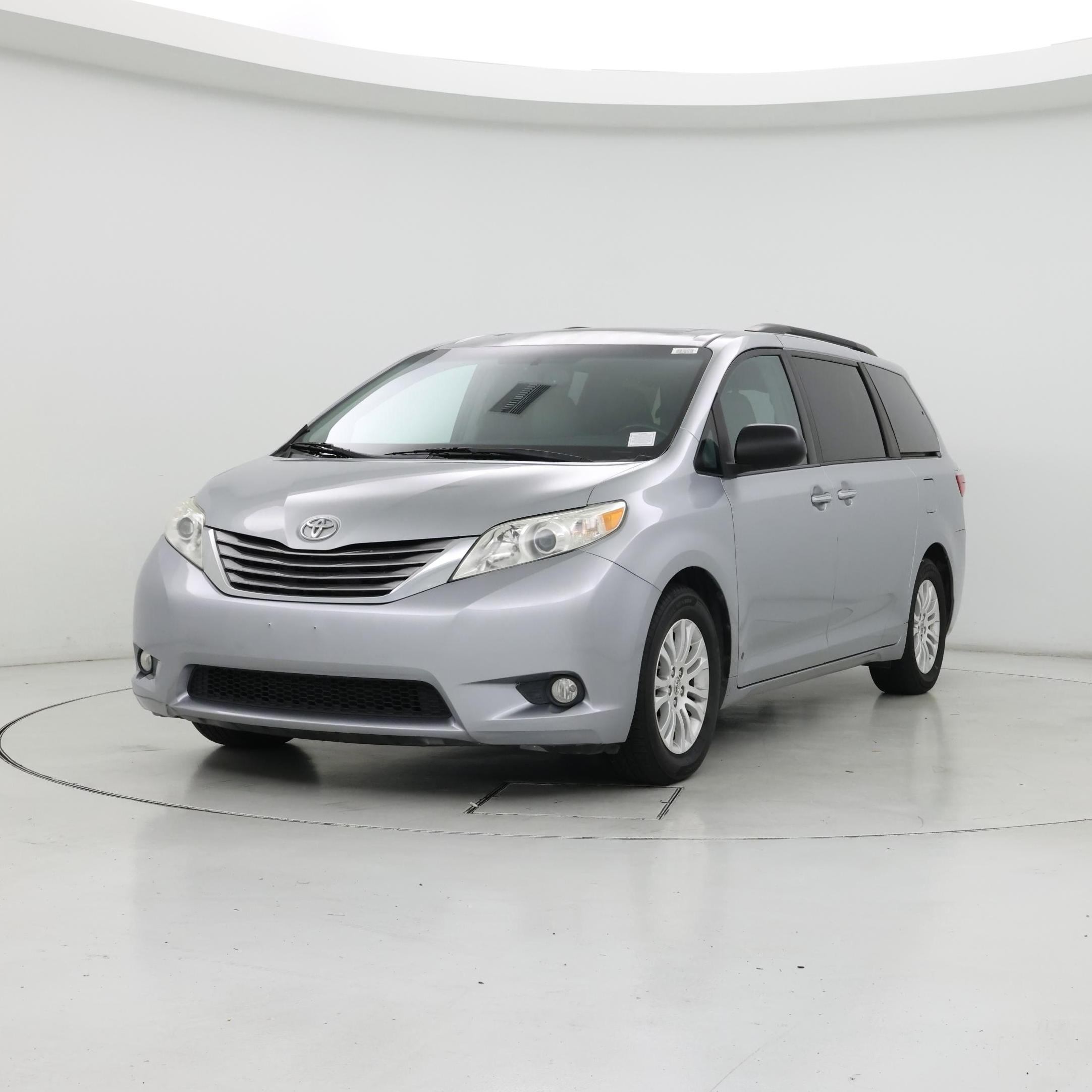 Thumbnail: 2015 Toyota Sienna - 4