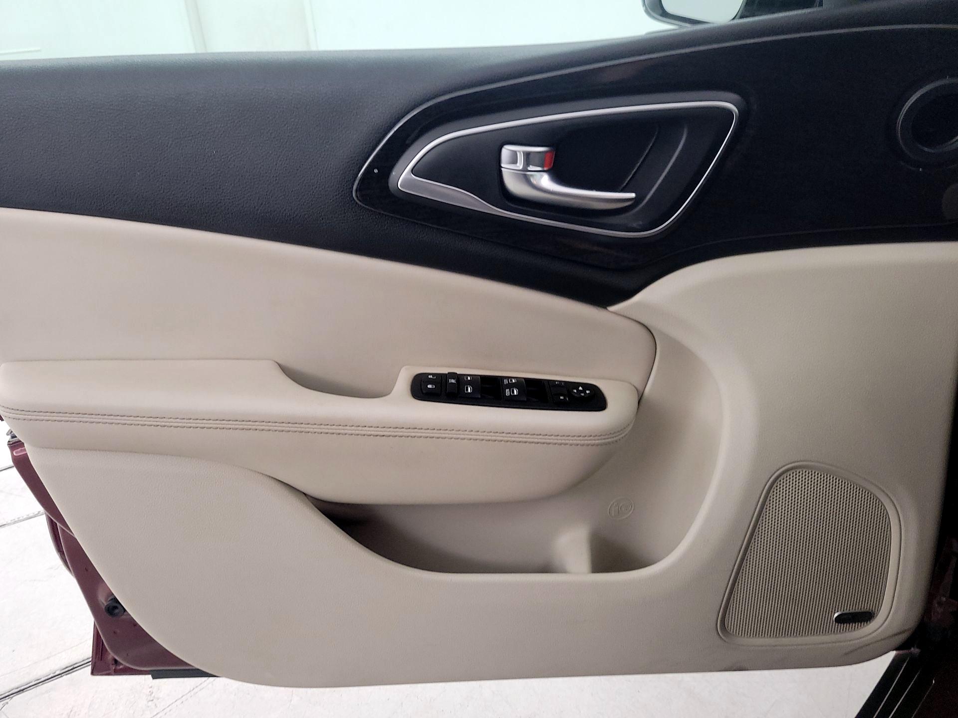 Thumbnail: 2015 Chrysler 200 - 12