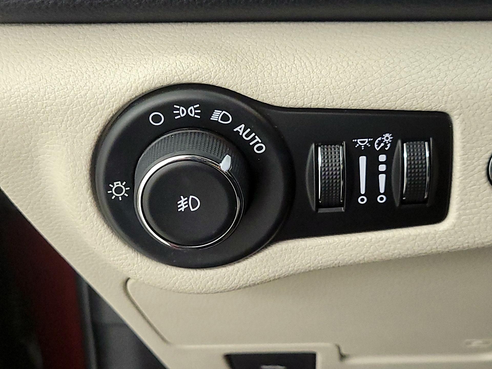 Thumbnail: 2015 Chrysler 200 - 13