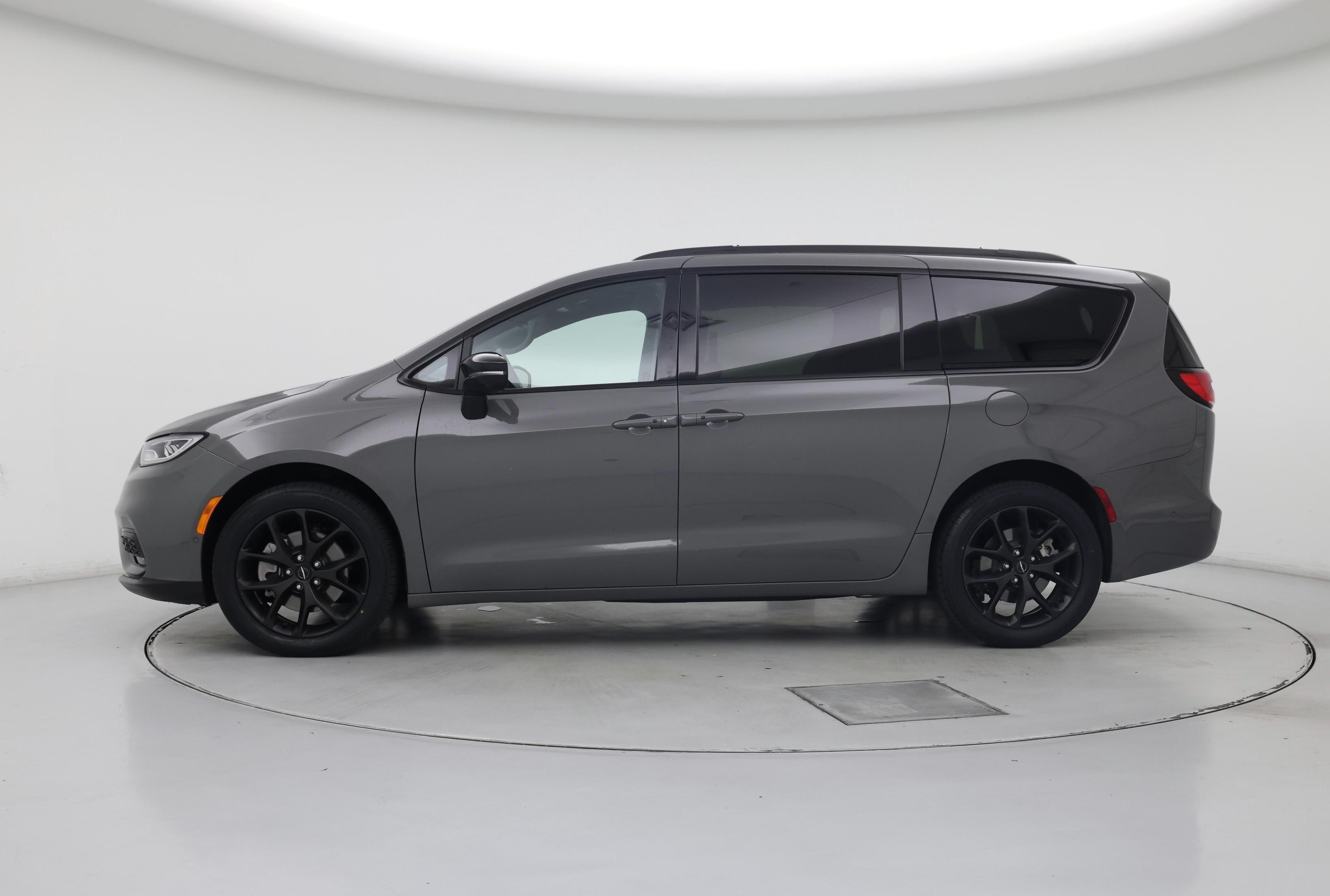 Thumbnail: 2023 Chrysler Pacifica - 3