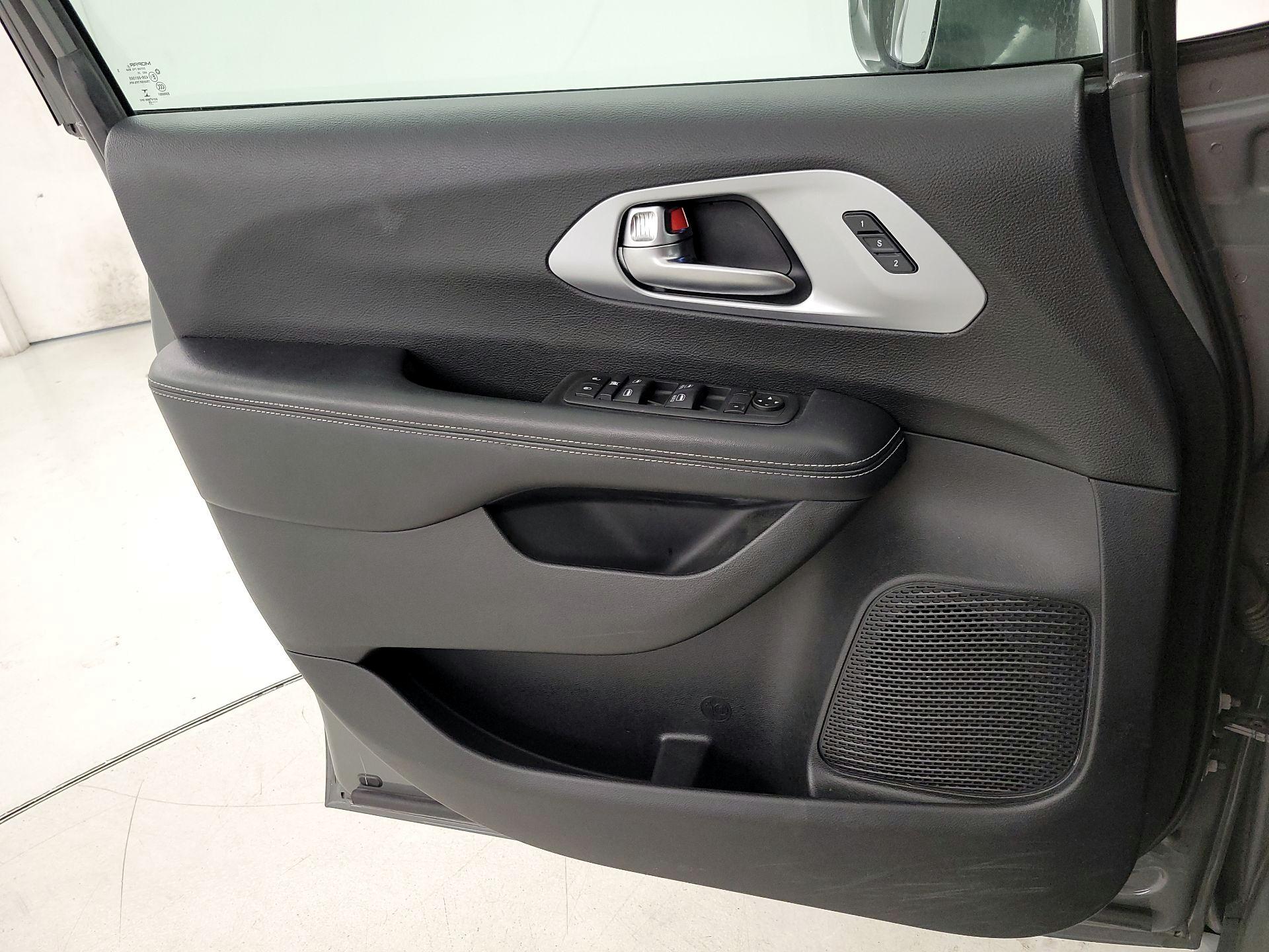 Thumbnail: 2020 Chrysler Pacifica - 12