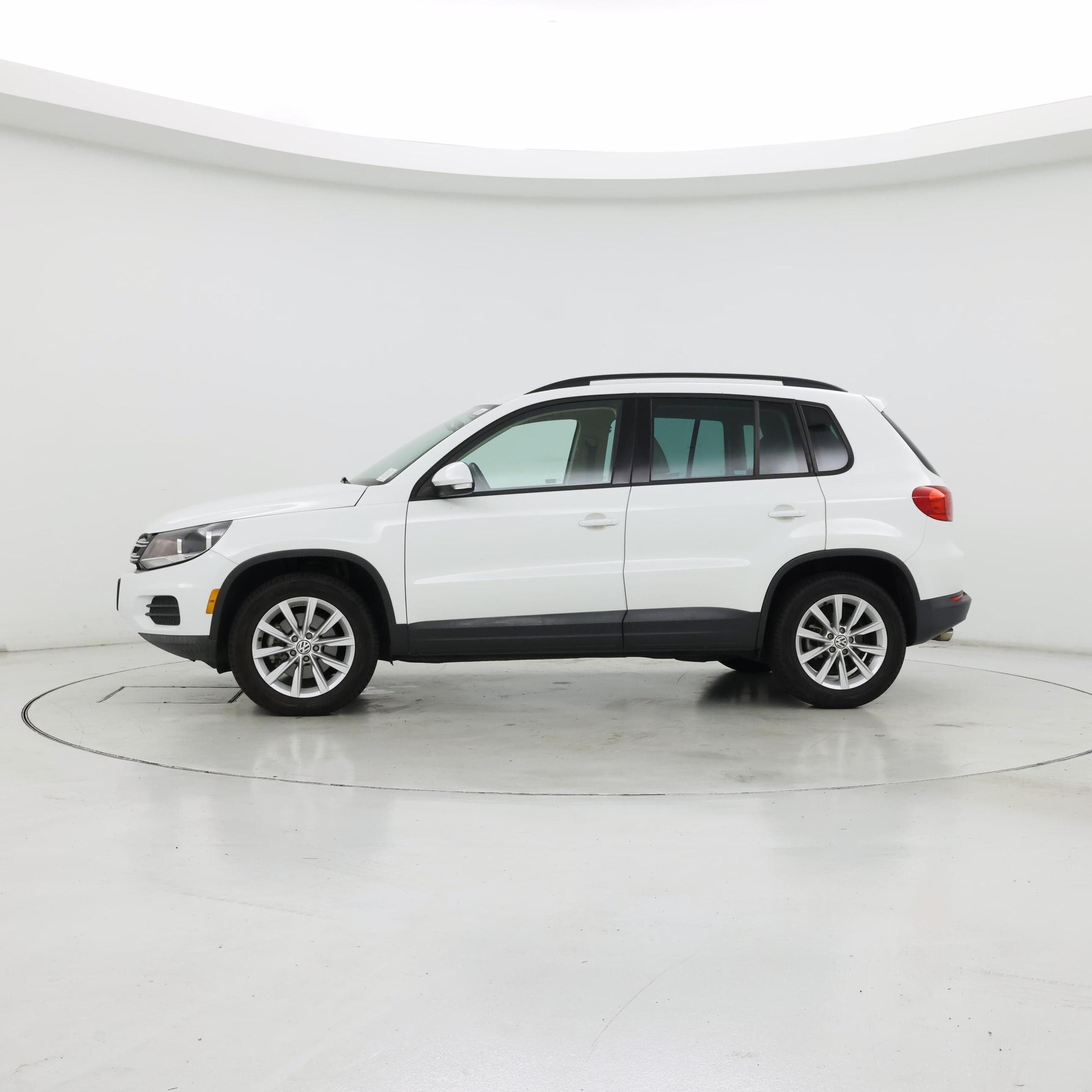 Thumbnail: 2015 Volkswagen Tiguan - 3