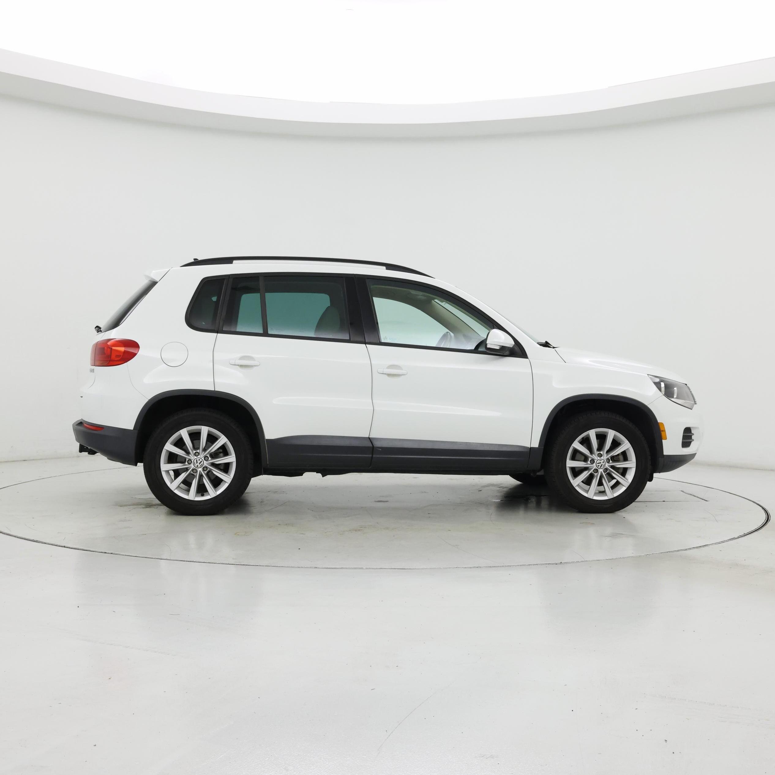 Thumbnail: 2015 Volkswagen Tiguan - 7