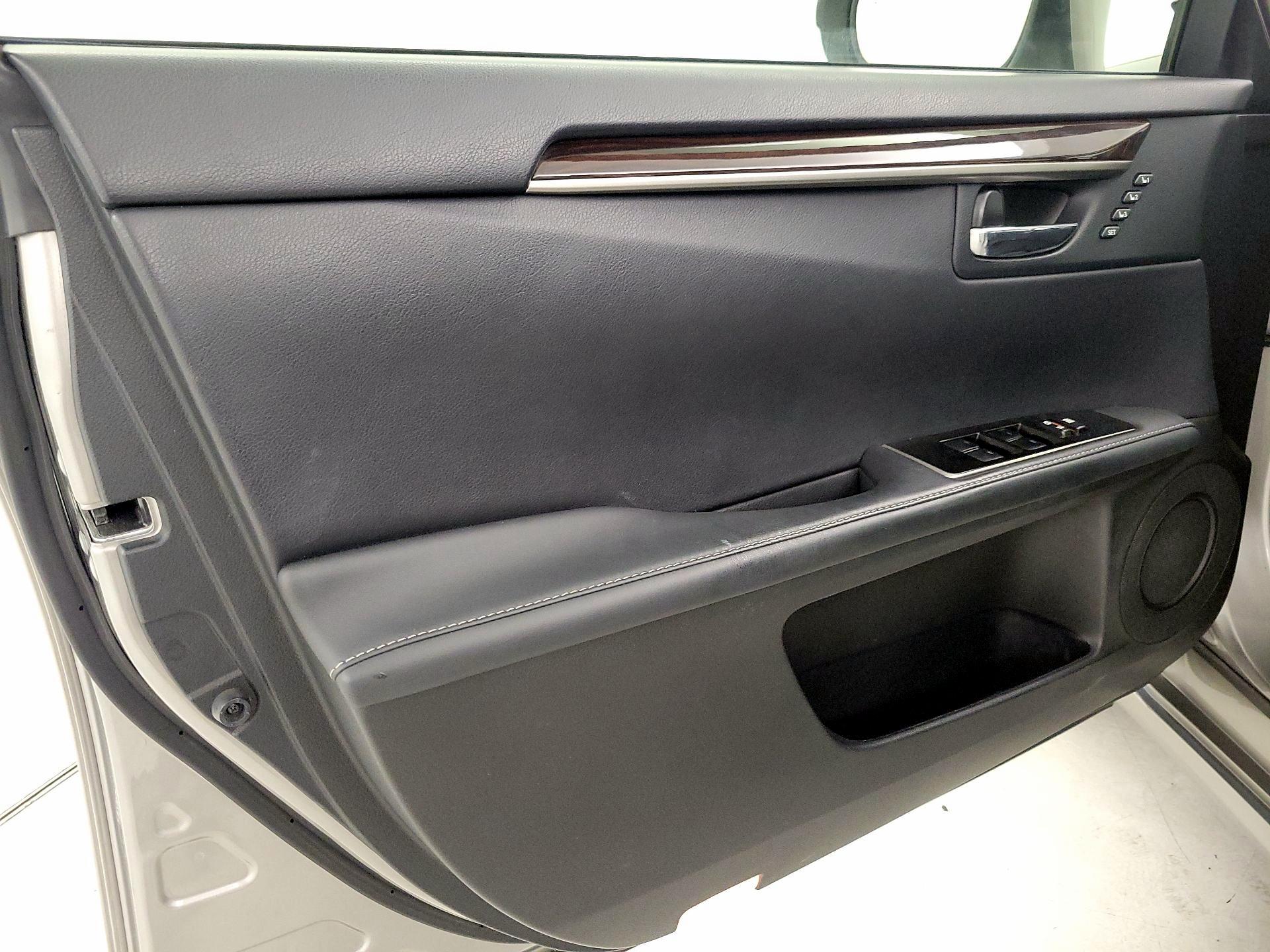 Thumbnail: 2016 Lexus ES - 12