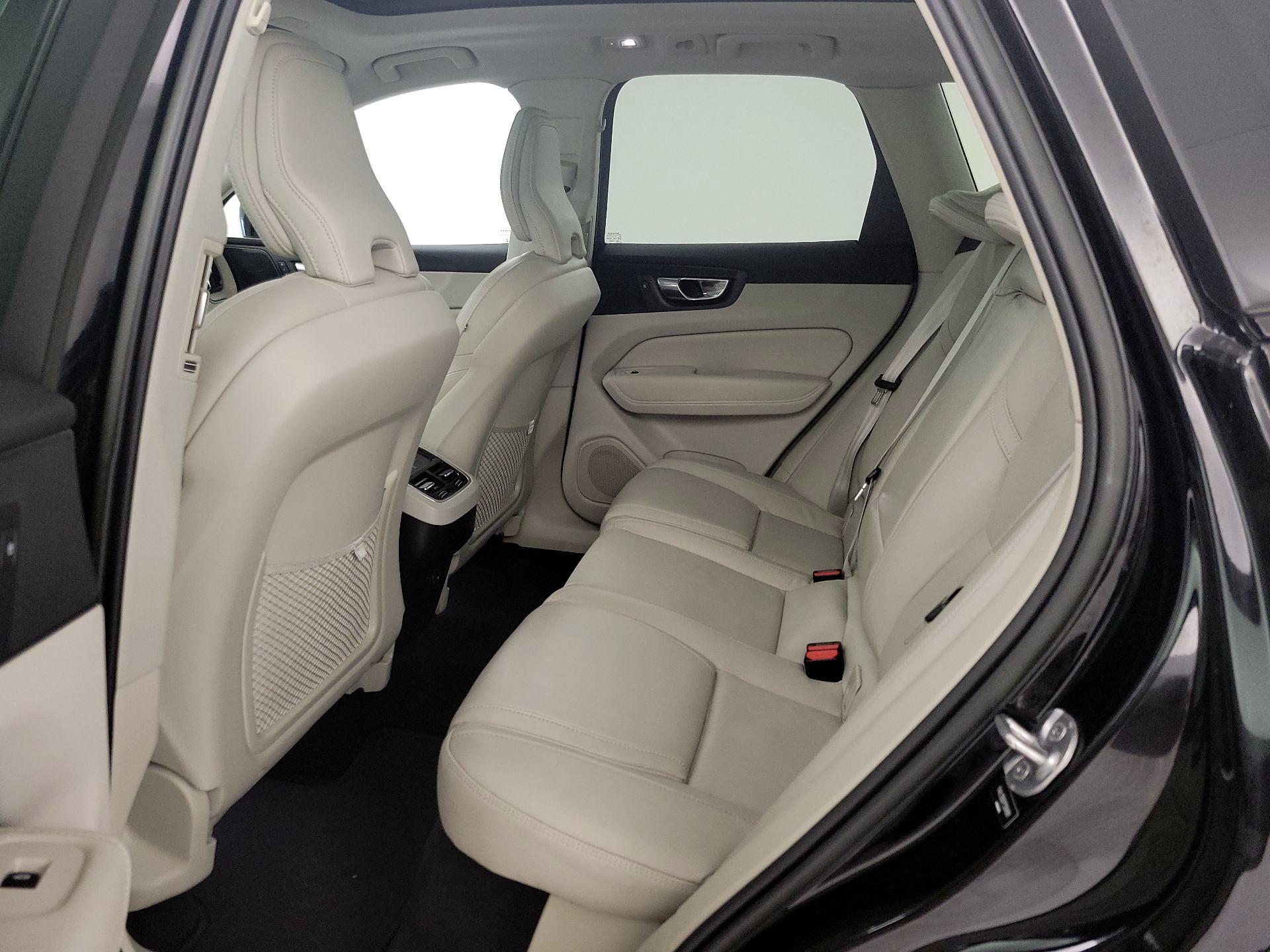 Thumbnail: 2023 Volvo XC60 - 20