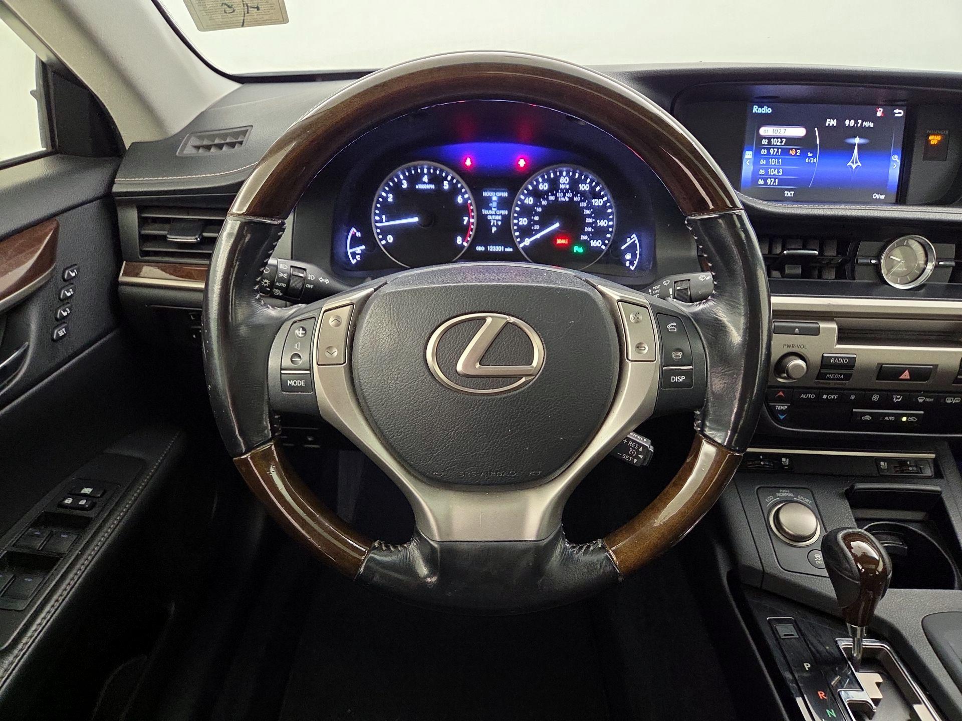 Thumbnail: 2015 Lexus ES - 10