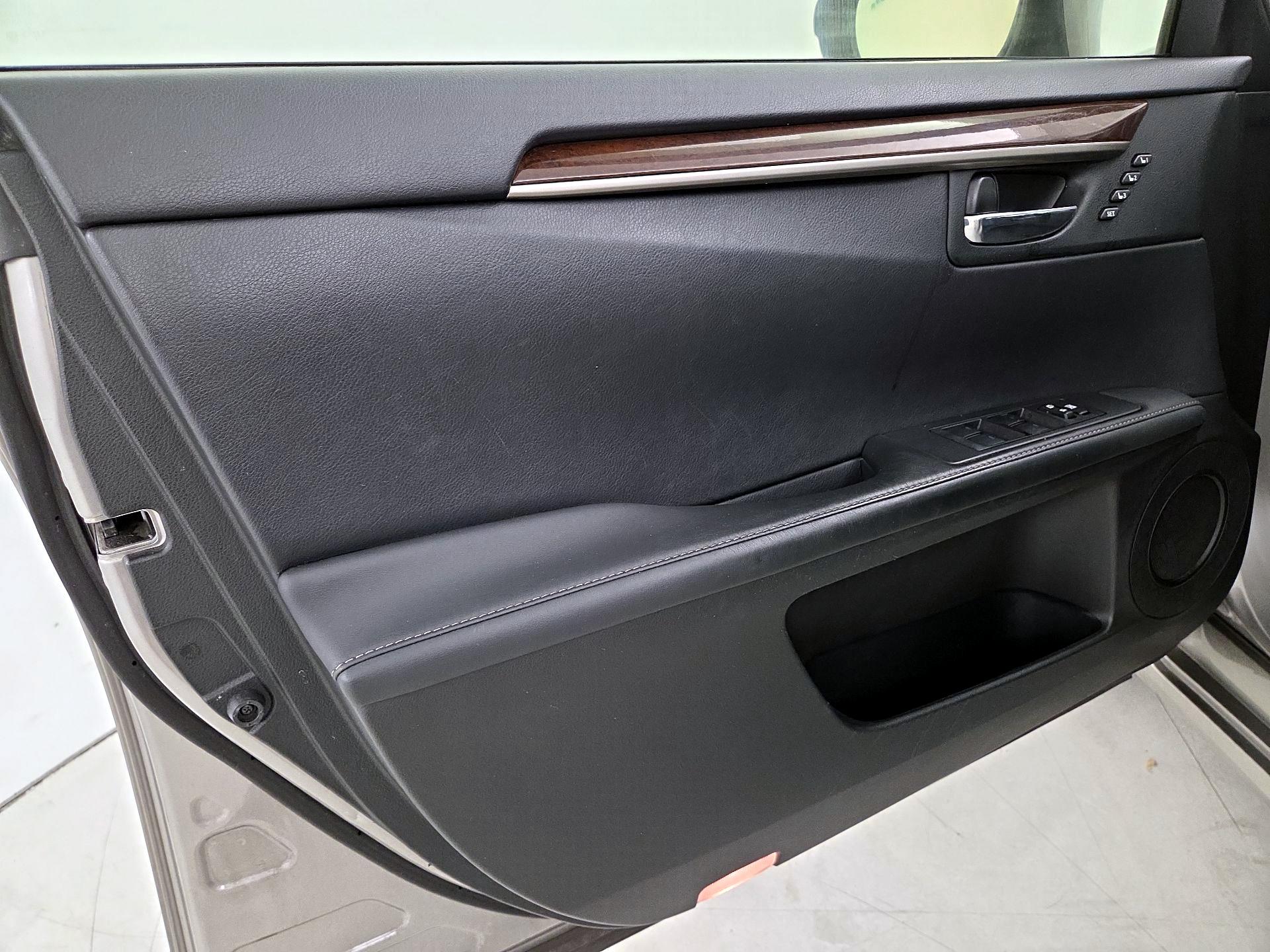 Thumbnail: 2015 Lexus ES - 12