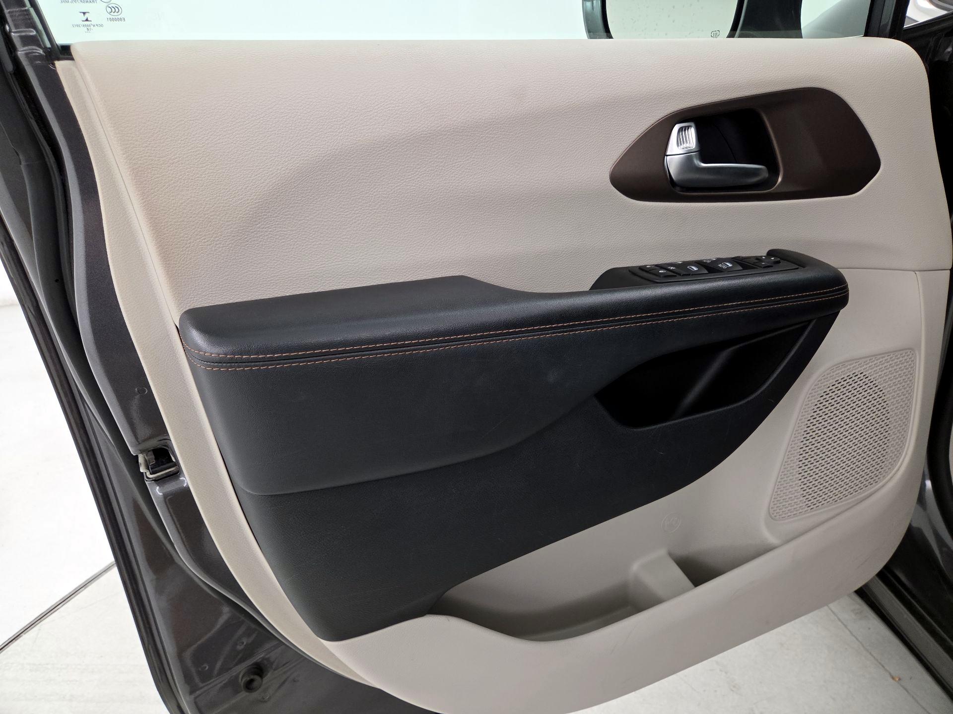 Thumbnail: 2019 Chrysler Pacifica - 12