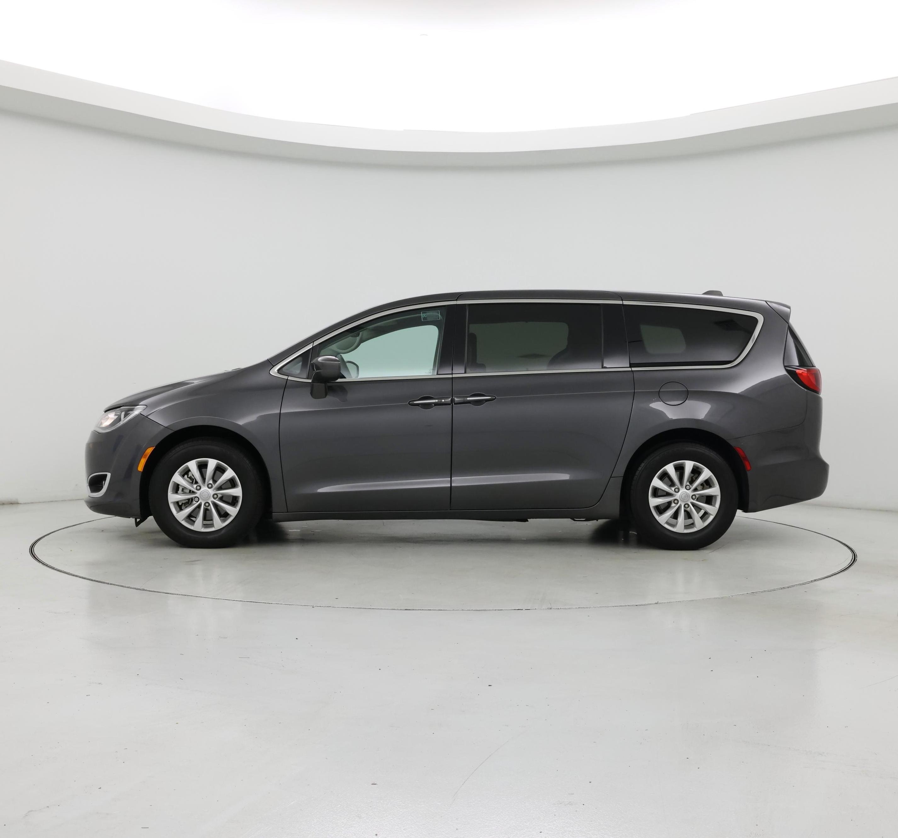 Thumbnail: 2019 Chrysler Pacifica - 3