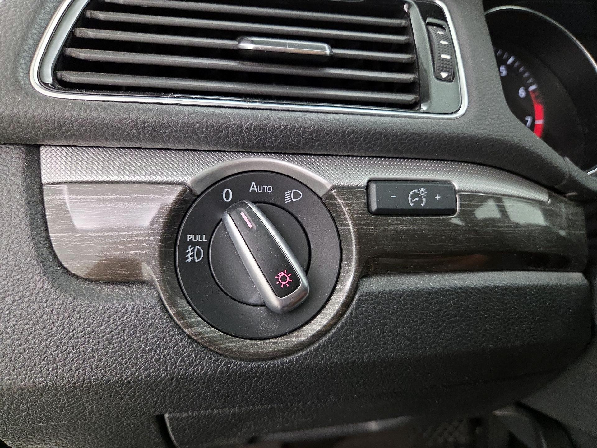 Thumbnail: 2016 Volkswagen Passat - 13