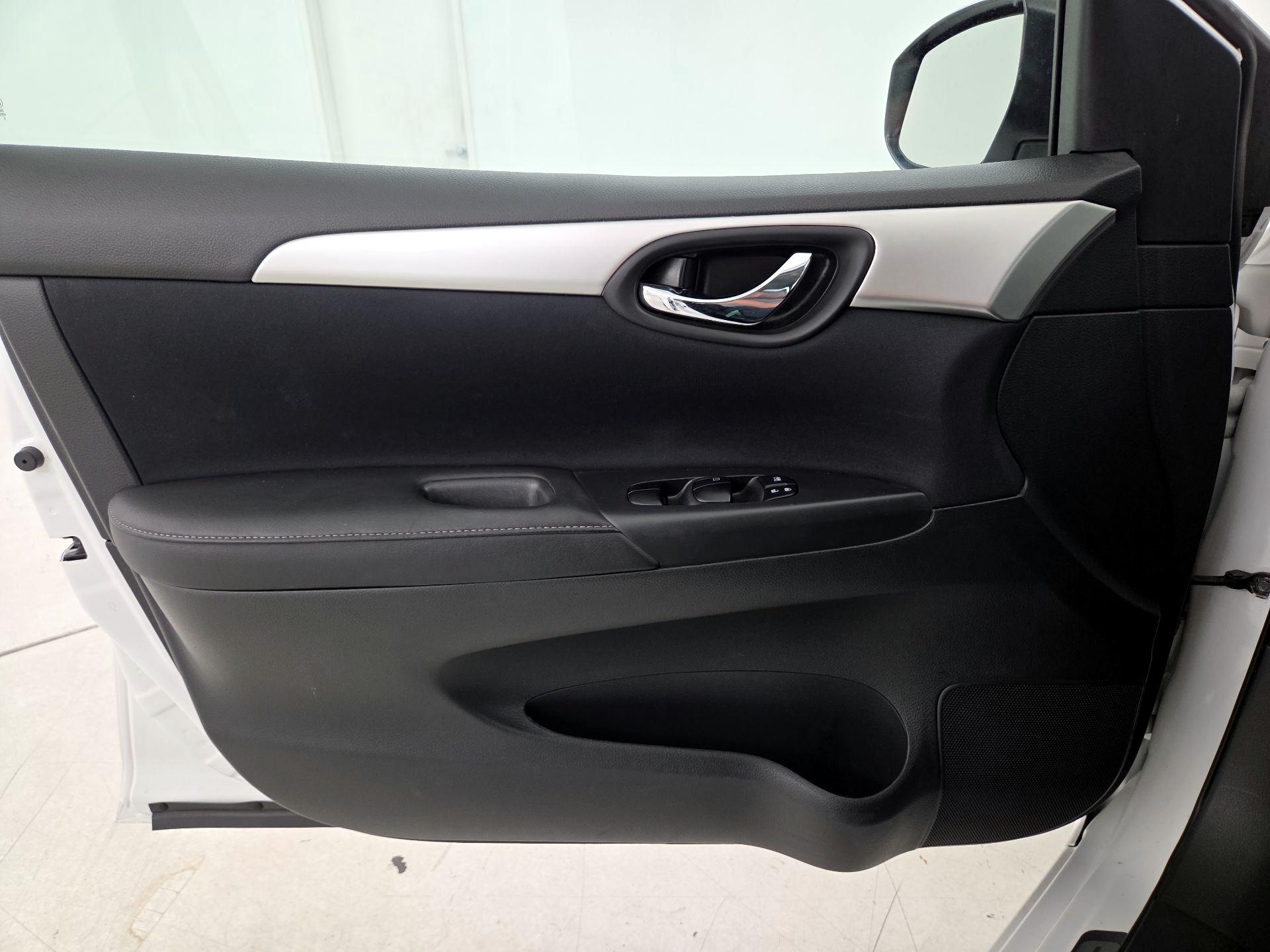 Thumbnail: 2016 Nissan Sentra - 12