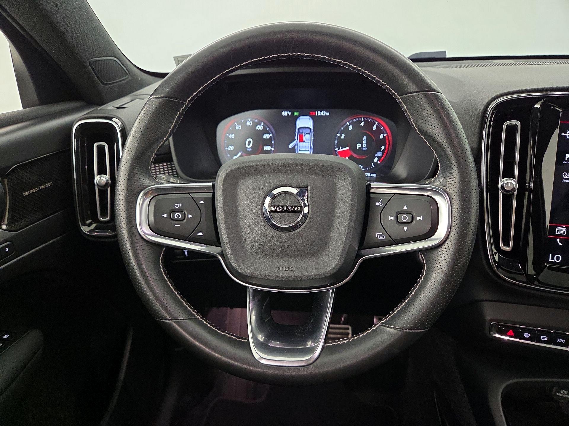 Thumbnail: 2021 Volvo XC40 - 10