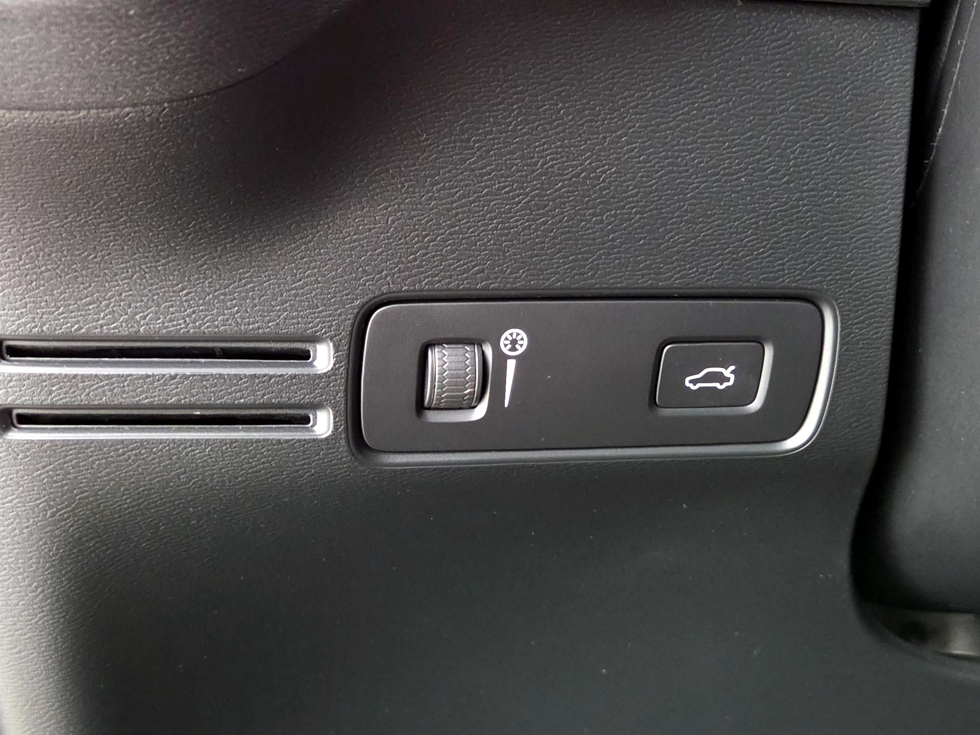 Thumbnail: 2021 Volvo XC40 - 13