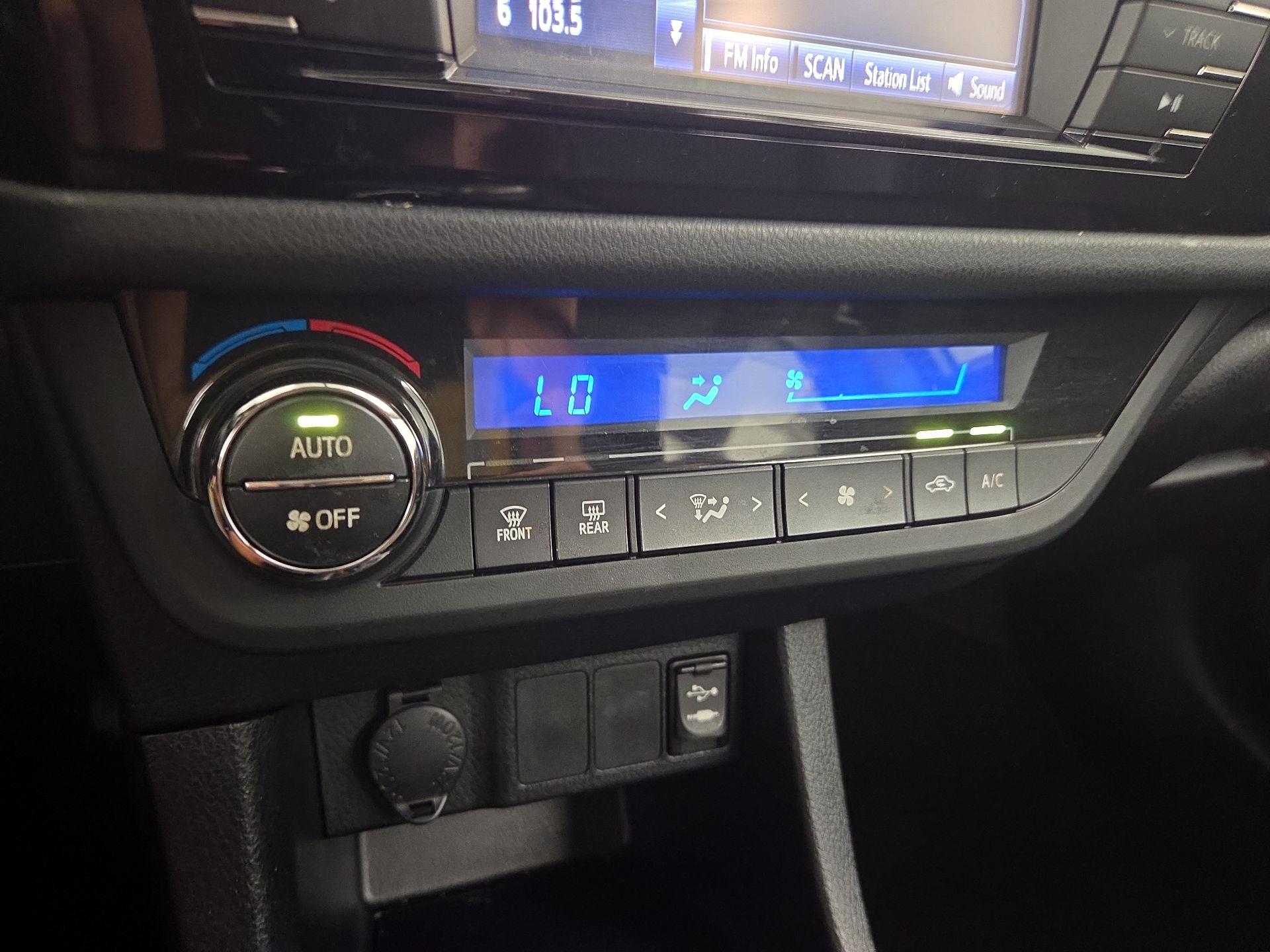 Thumbnail: 2014 Toyota Corolla - 16