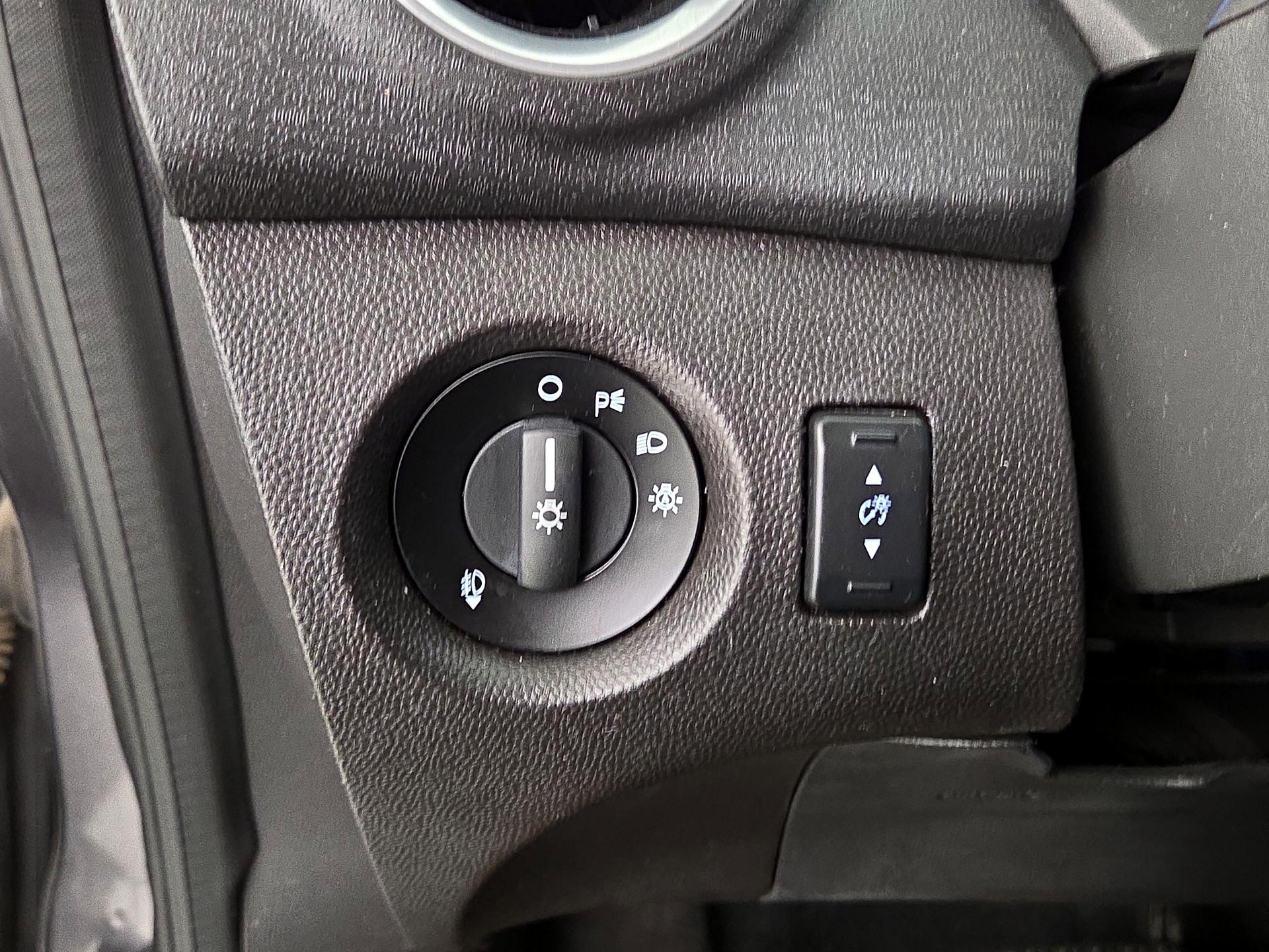 Thumbnail: 2014 Ford Fiesta - 13