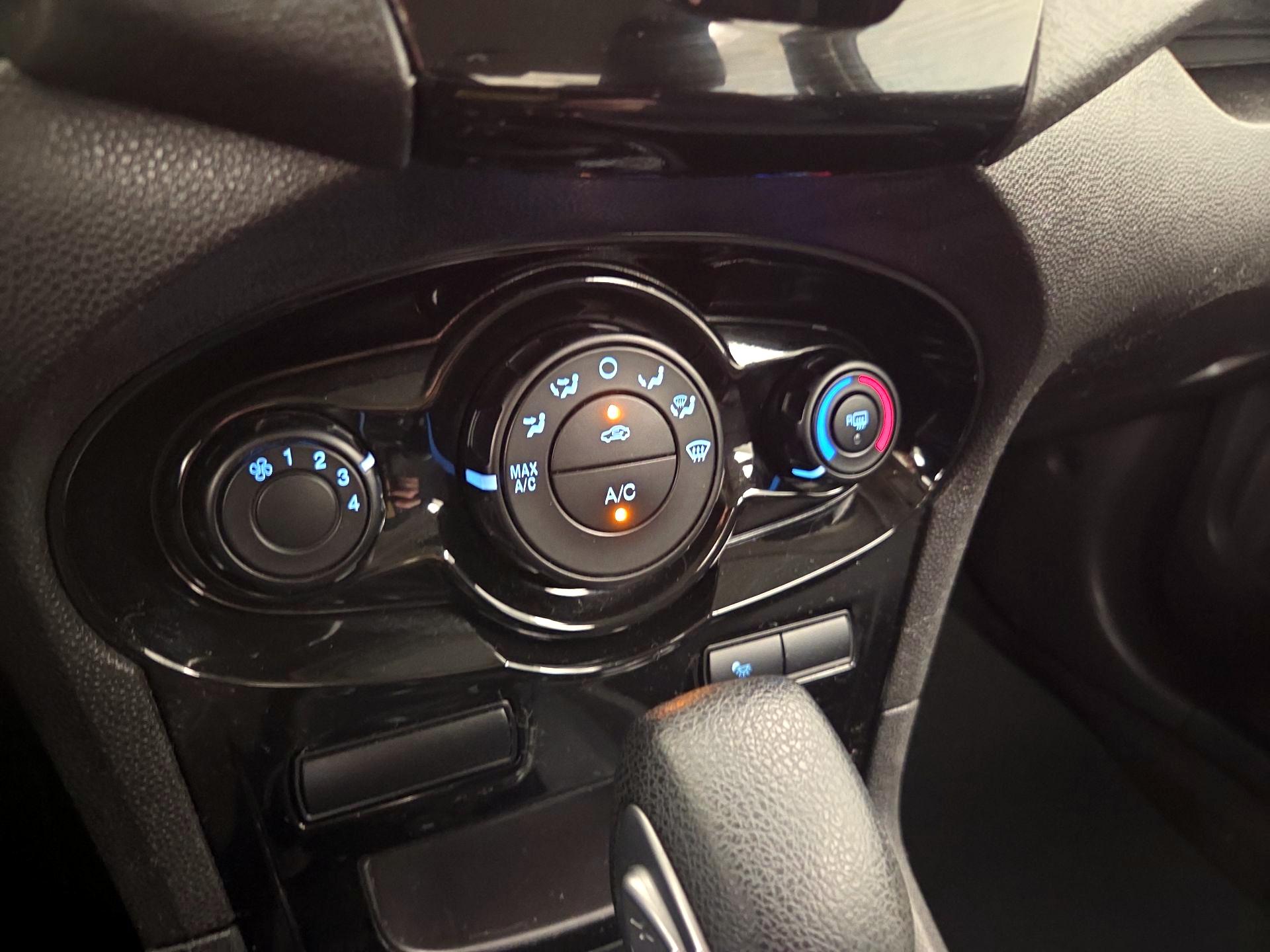 Thumbnail: 2014 Ford Fiesta - 15
