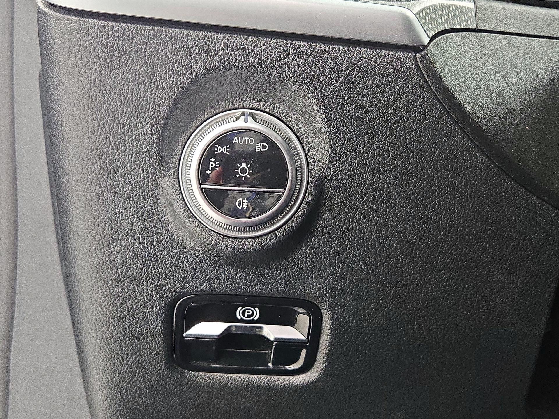 Thumbnail: 2023 Mercedes-Benz C-Class - 13