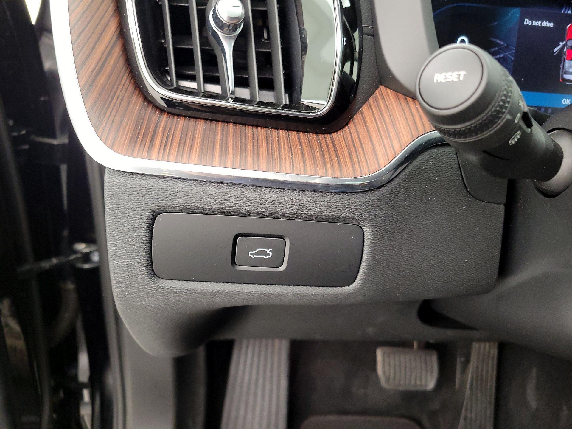 Thumbnail: 2023 Volvo XC60 - 13