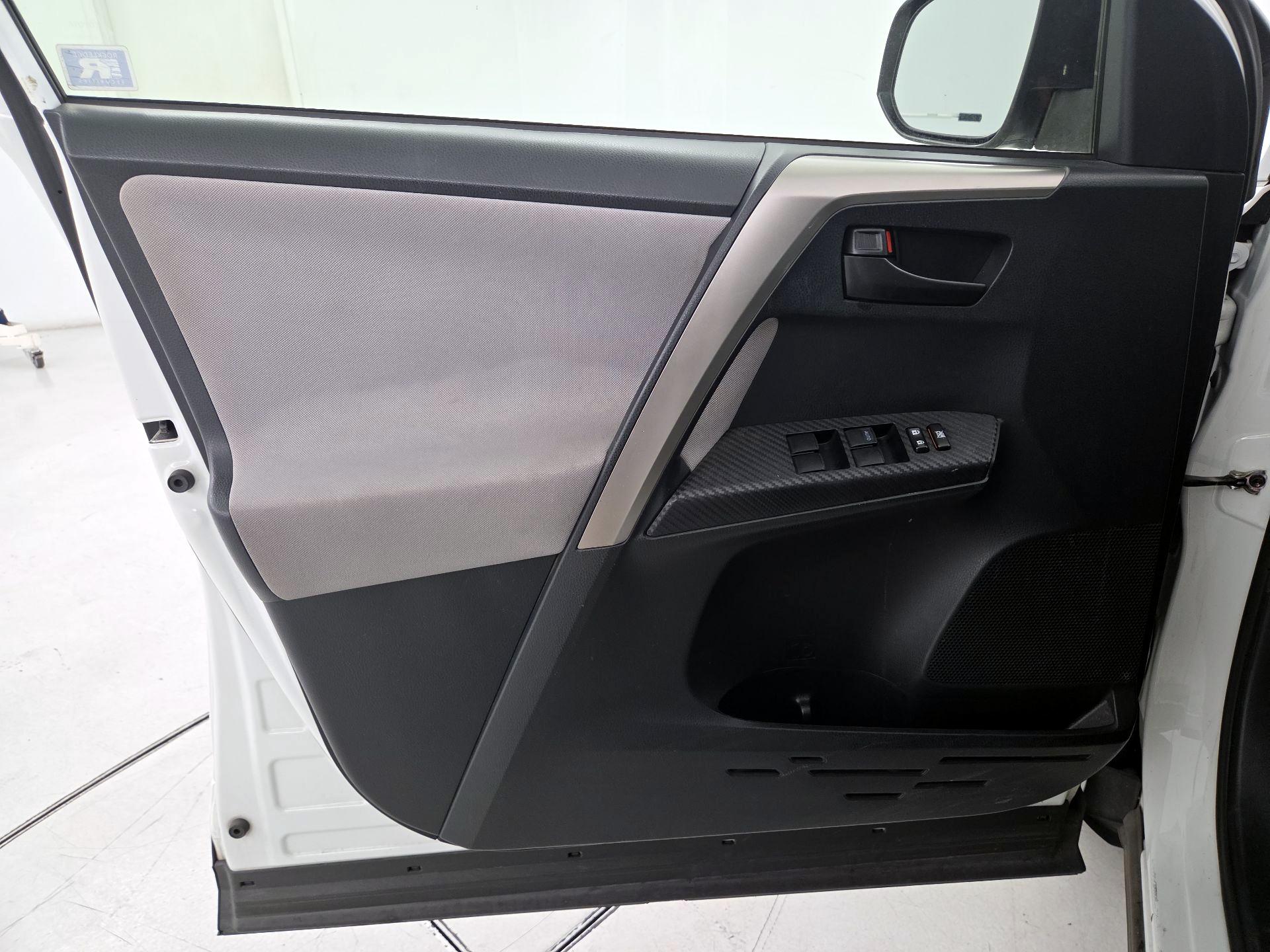 Thumbnail: 2015 Toyota RAV4 - 12